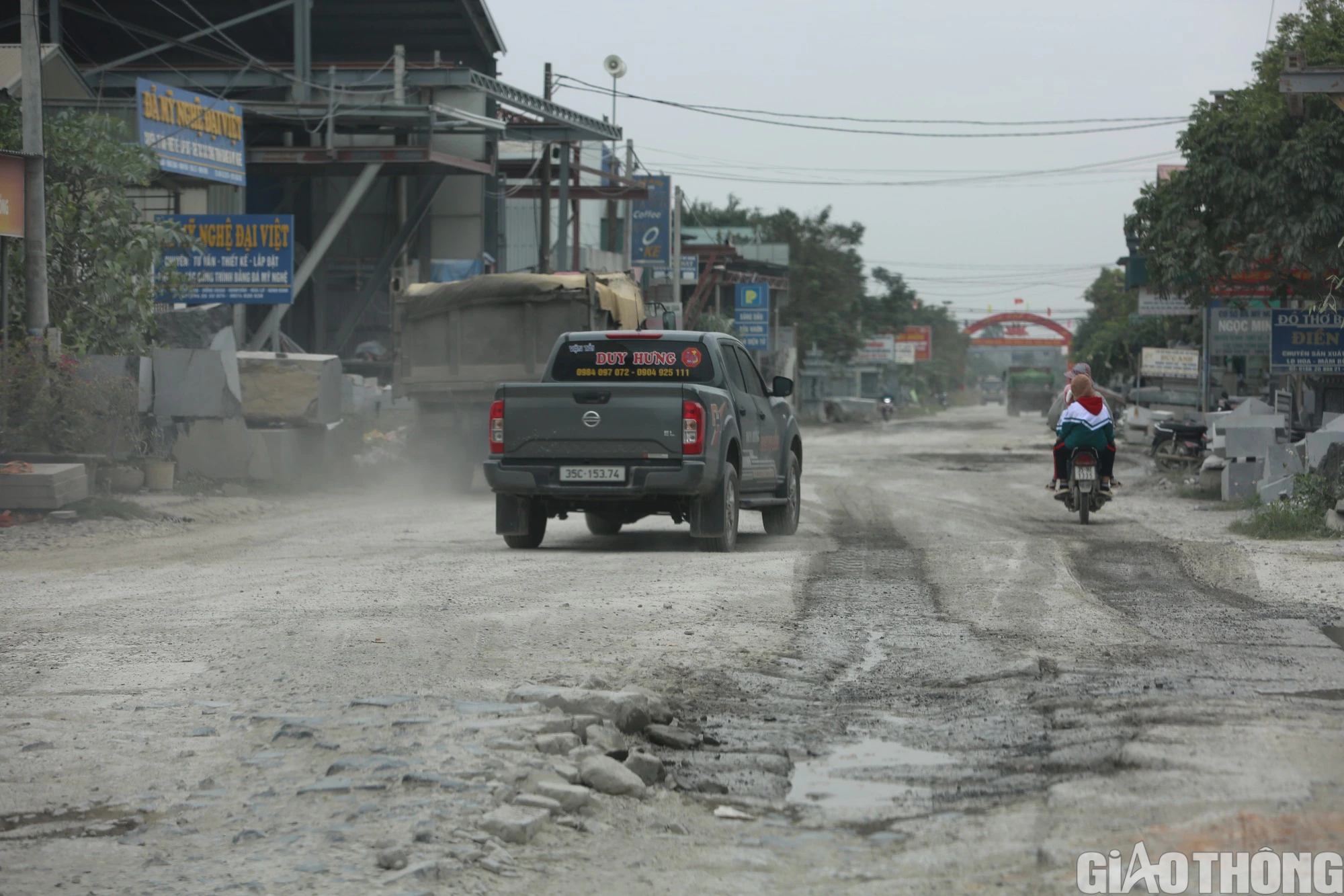 Gần 2km đường gãy nát, nguy cơ mất ATGT - Ảnh 1.