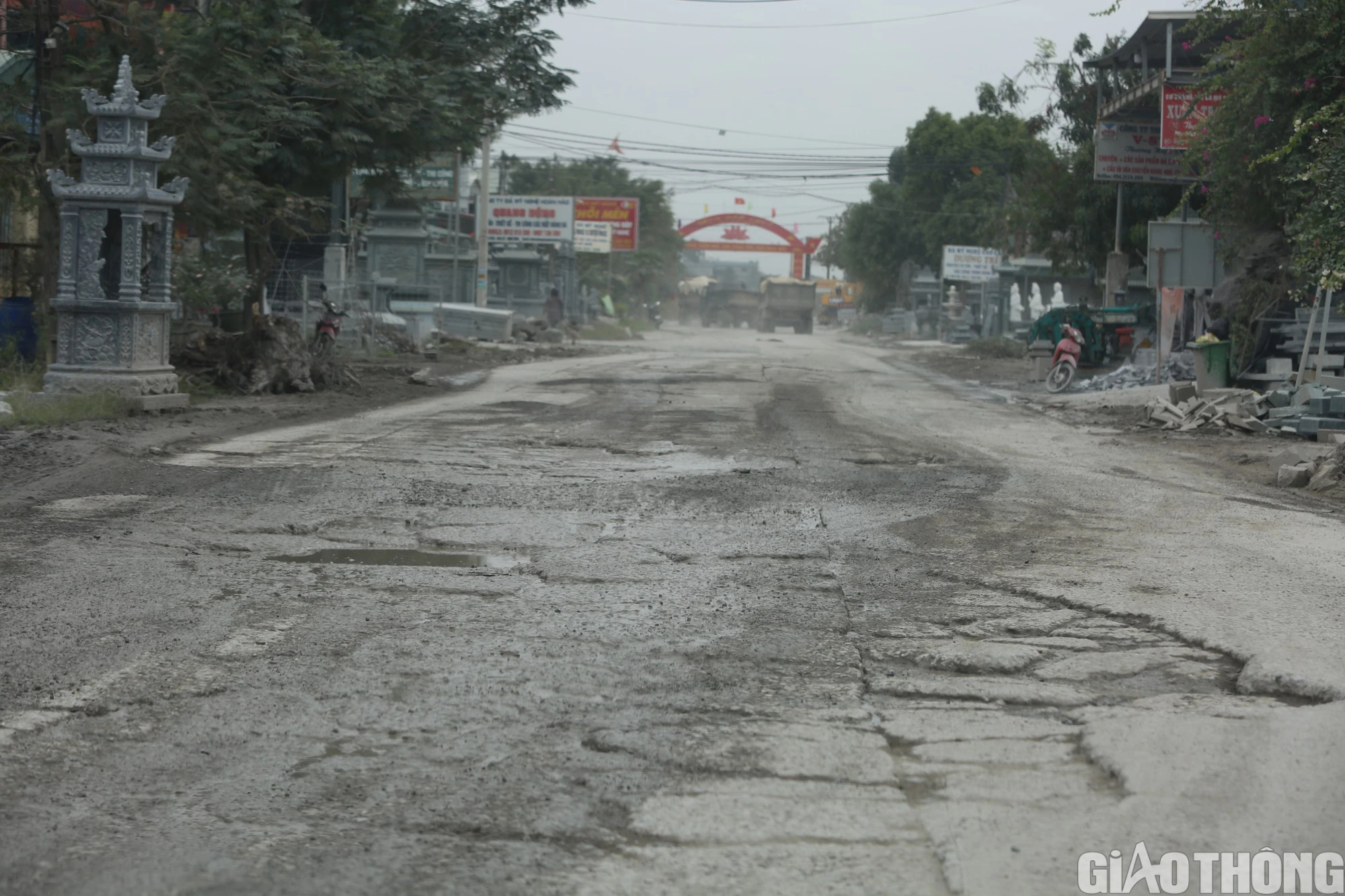 Gần 2km đường gãy nát, nguy cơ mất ATGT - Ảnh 3.