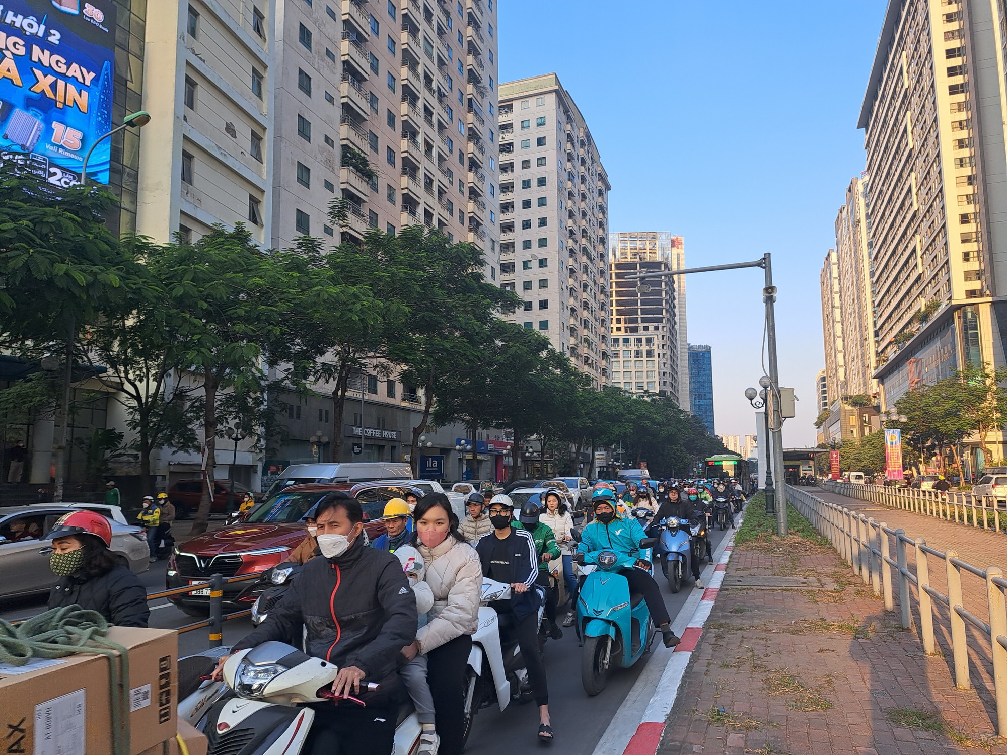 Rừng phương tiện ồ ạt đi vào làn BRT vì nghĩ Hà Nội bỏ làn đường riêng - Ảnh 1.