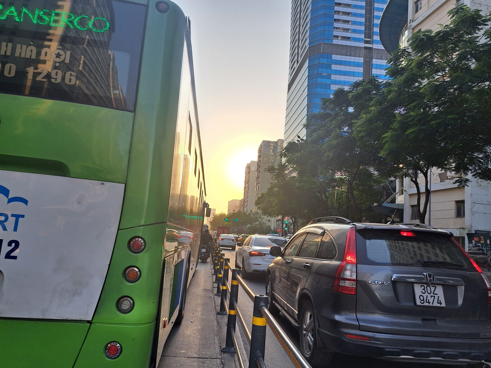 Rừng phương tiện ồ ạt đi vào làn BRT vì nghĩ Hà Nội bỏ làn đường riêng - Ảnh 5.
