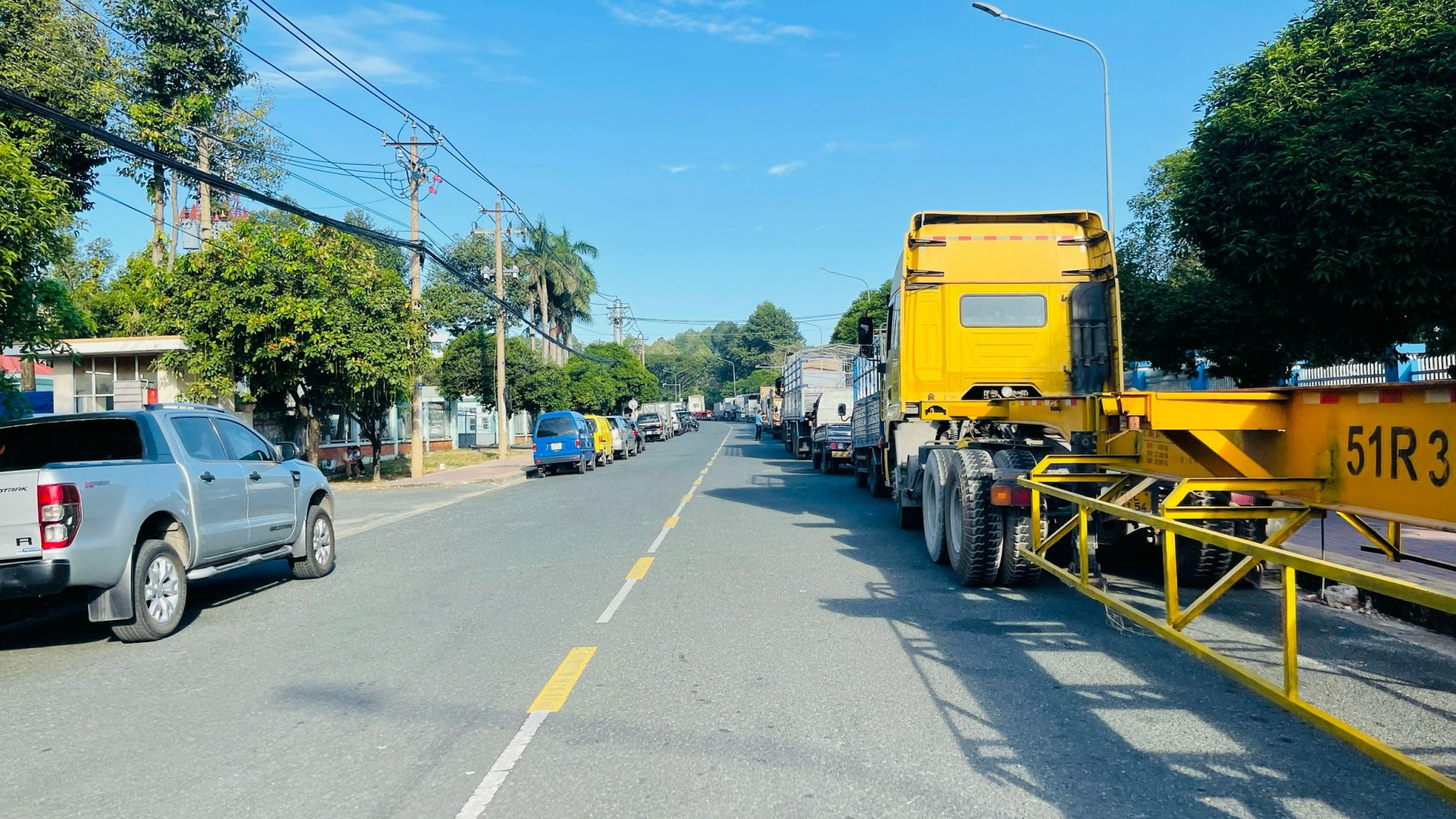 Xe lại xếp hàng dài chờ đăng kiểm nhiều trung tâm phát phiếu và tăng giờ làm  - Ảnh 2.