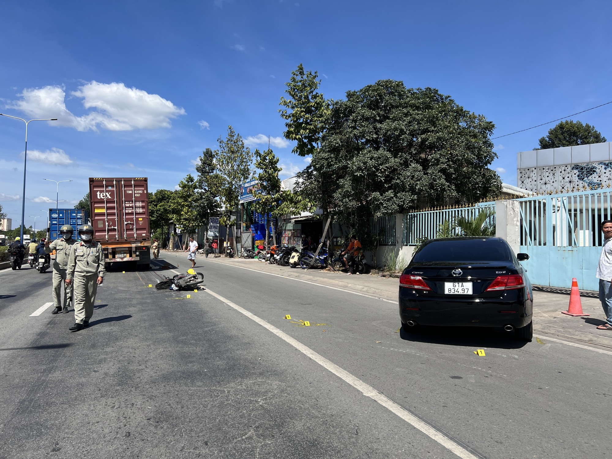 Xe máy va chạm xe Camry, người đàn ông ngã xuống đường bị bánh xe container cán tử vong - Ảnh 3.
