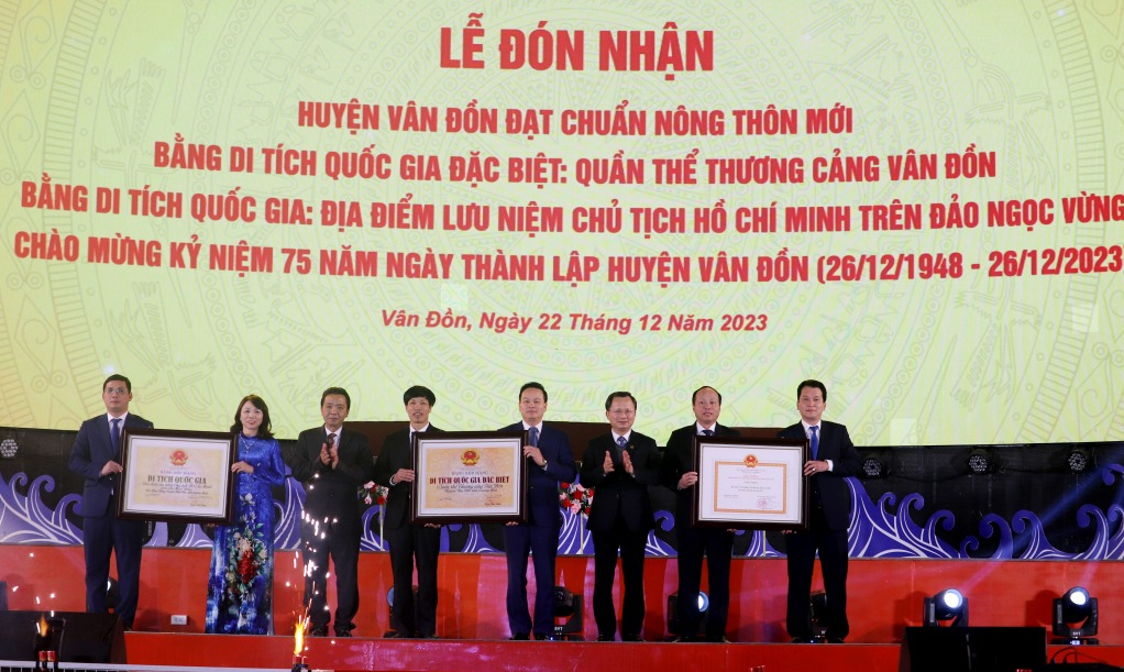 Huyện đảo Vân Đồn đón nhận quyết định huyện đạt chuẩn nông thôn mới - Ảnh 1.