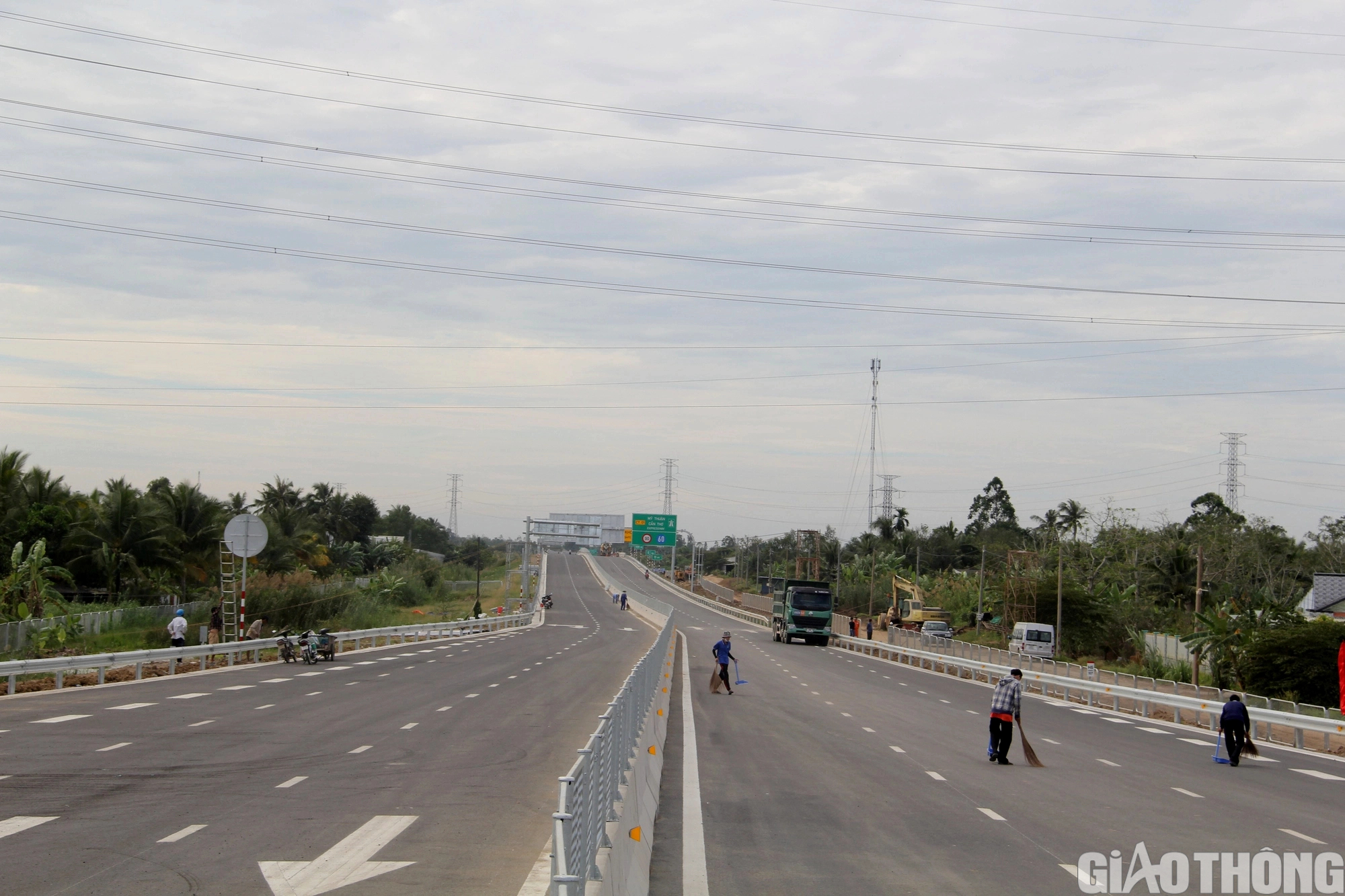 Cao tốc Mỹ Thuận - Cần Thơ đã sẵn sàng khánh thành - Ảnh 2.