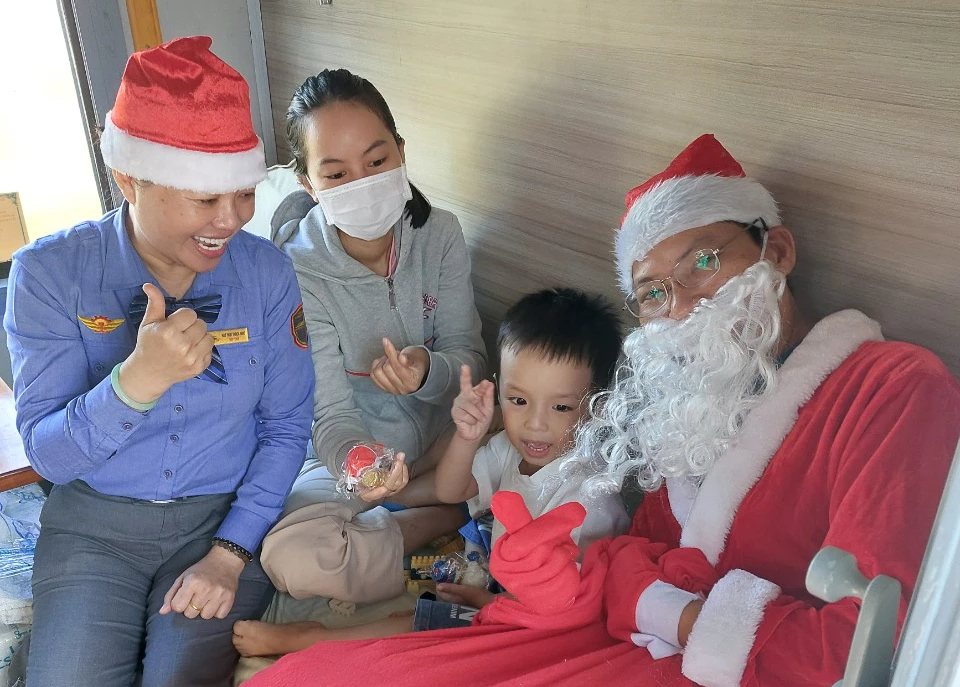 Ngập tràn không khí đón mừng Giáng sinh trên các chuyến tàu khách Sài Gòn - Ảnh 4.