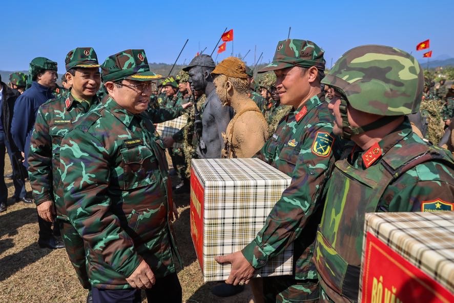 Thủ tướng Phạm Minh Chính dự diễn tập chiến thuật bắn đạn thật  - Ảnh 14.