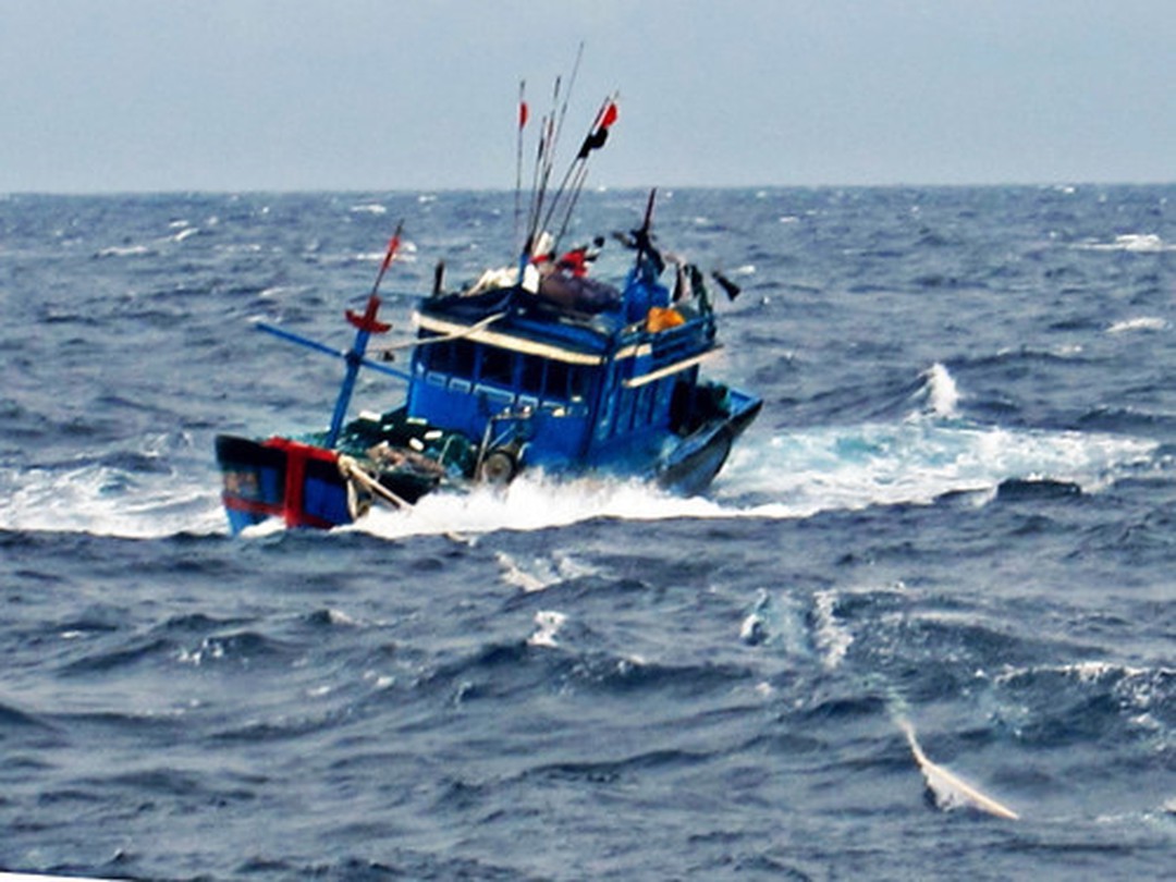 Tàu cá Phú Yên chìm giữa biển, 5 ngư dân mất tích - Ảnh 1.