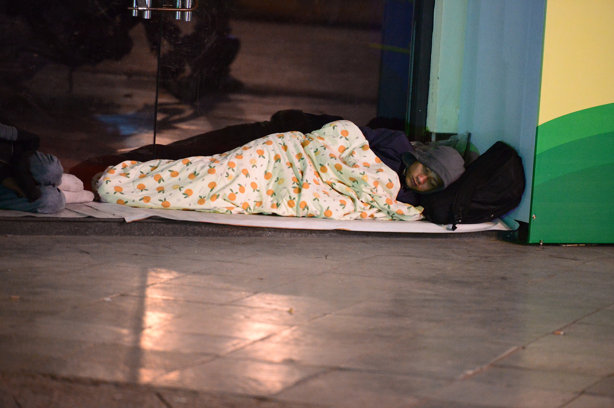 Người vô gia cư, lao động mưu sinh co ro ở vỉa hè Hà Nội trong rét buốt - Ảnh 6.