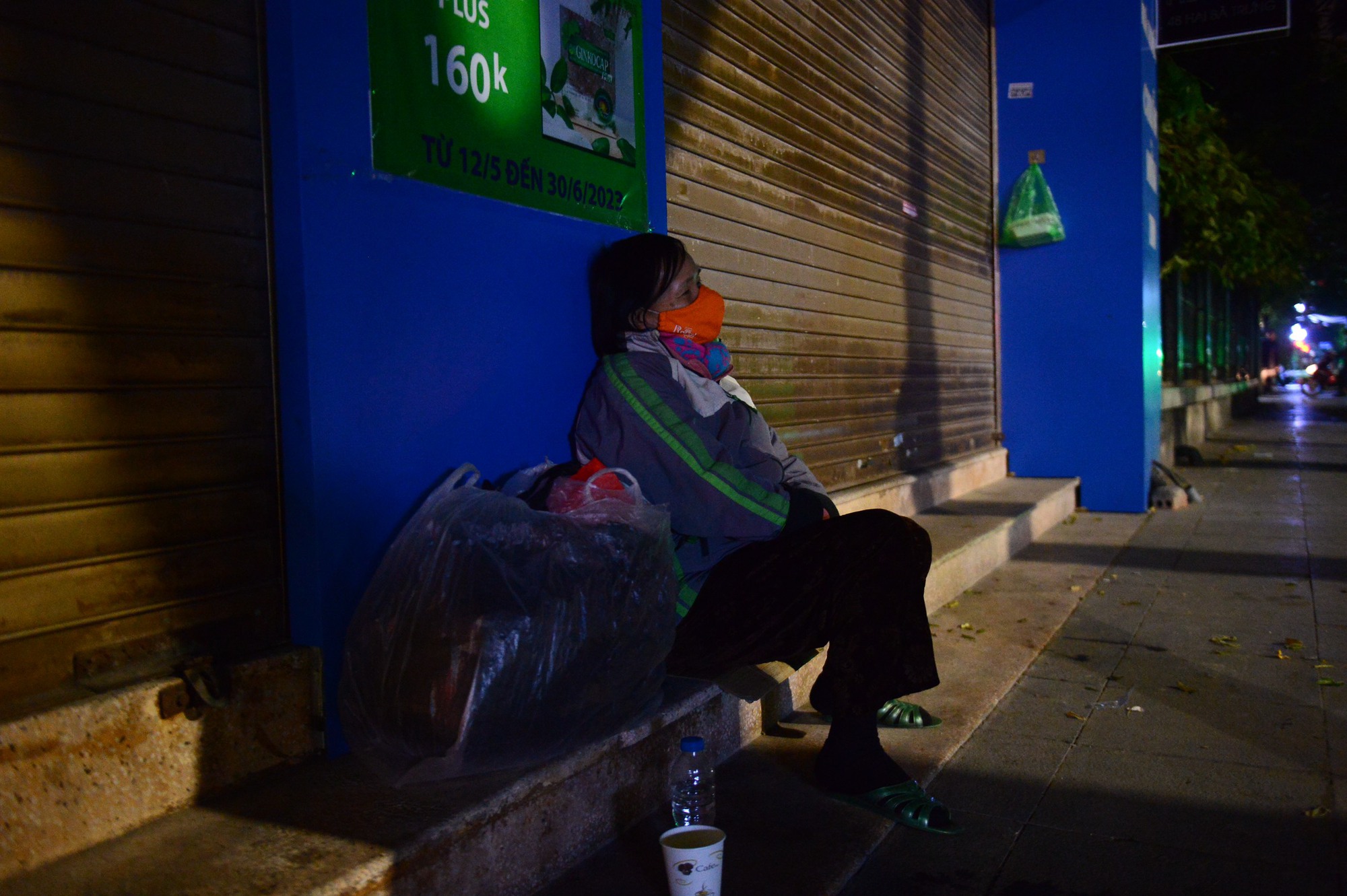 Người vô gia cư, lao động mưu sinh co ro ở vỉa hè Hà Nội trong rét buốt - Ảnh 4.