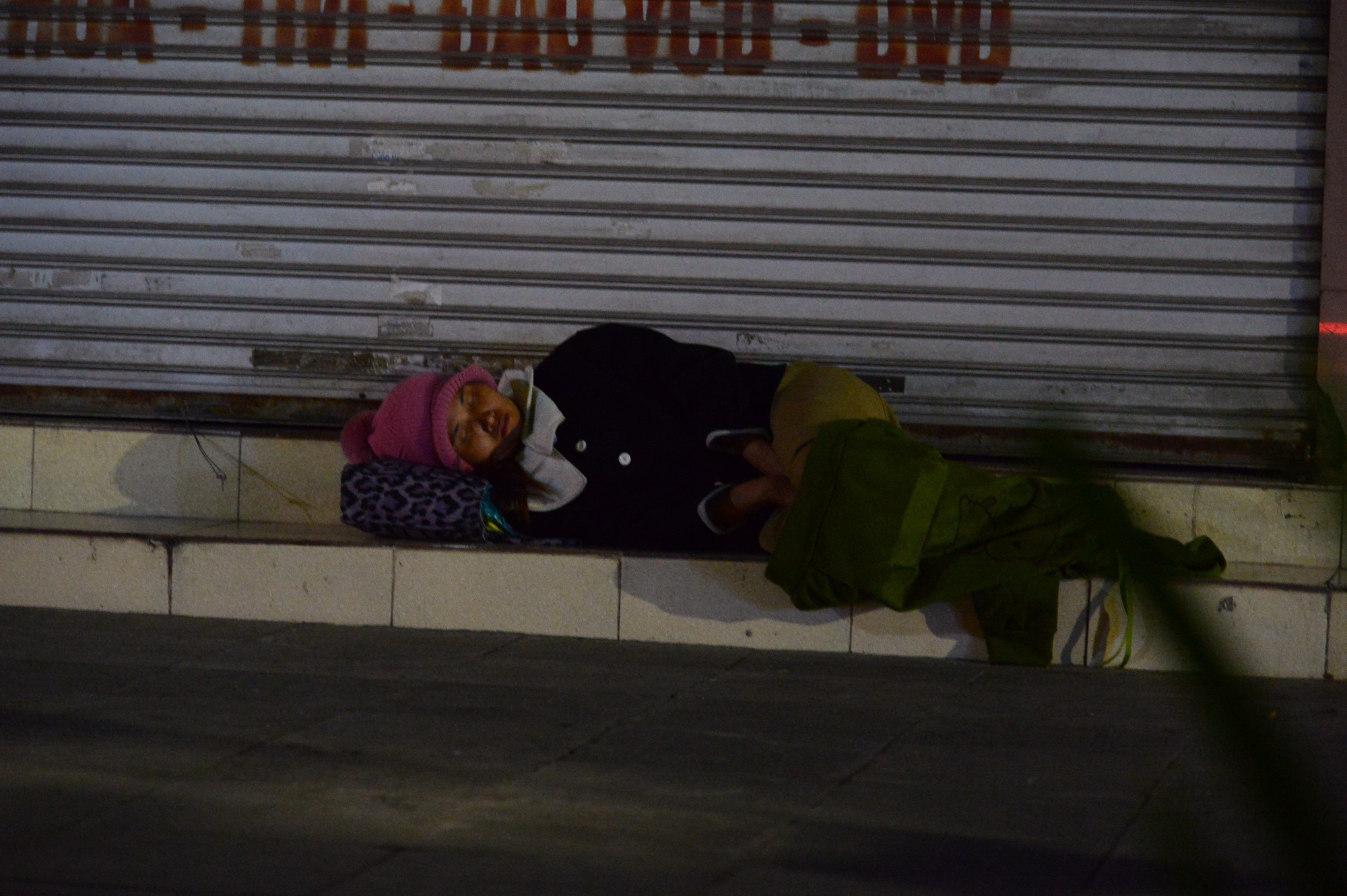 Người vô gia cư, lao động mưu sinh co ro ở vỉa hè Hà Nội trong rét buốt - Ảnh 10.