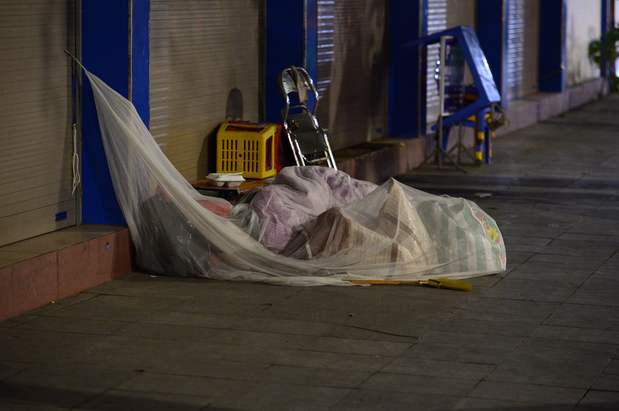 Người vô gia cư, lao động mưu sinh co ro ở vỉa hè Hà Nội trong rét buốt - Ảnh 5.