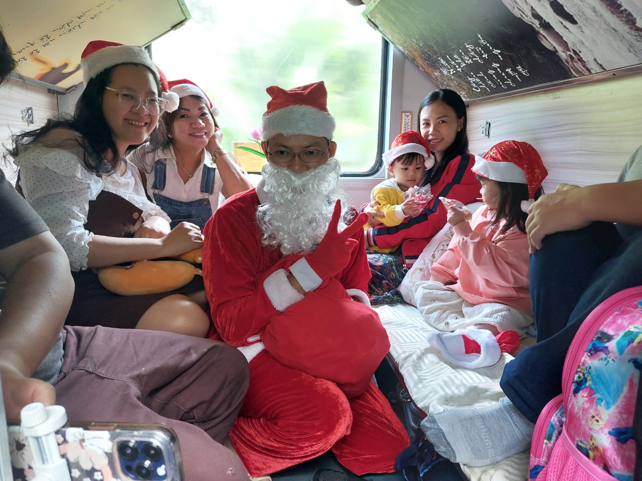 Ngập tràn không khí đón mừng Giáng sinh trên các chuyến tàu khách Sài Gòn - Ảnh 1.