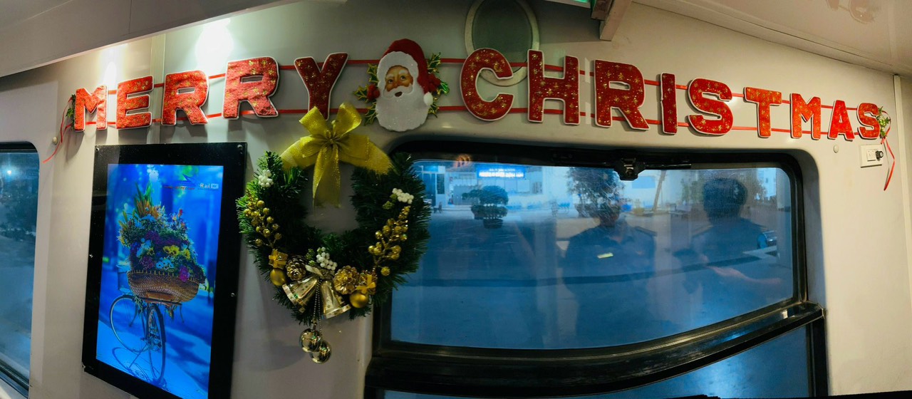 Ngập tràn không khí đón mừng Giáng sinh trên các chuyến tàu khách Sài Gòn - Ảnh 6.