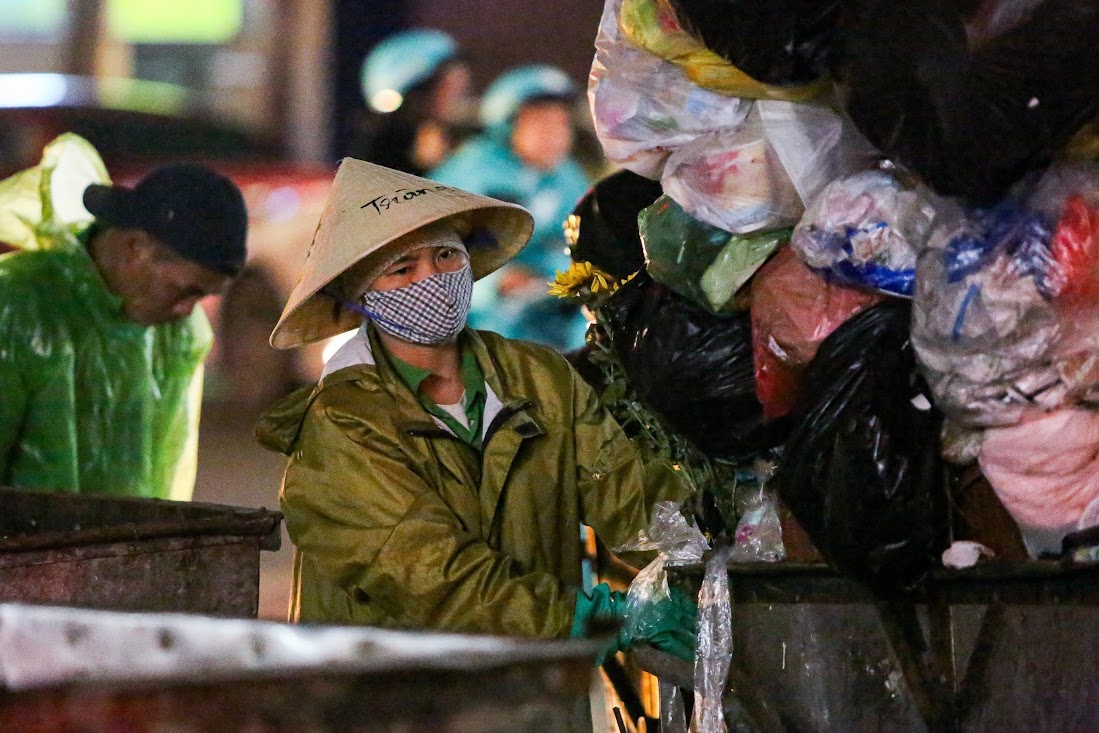 Người vô gia cư, lao động mưu sinh co ro ở vỉa hè Hà Nội trong rét buốt - Ảnh 13.
