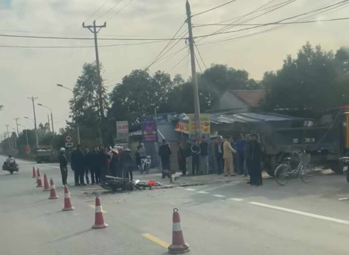 Quảng Ninh: Xe máy kẹp 3 lao vào xe tải khiến 3 người thương vong - Ảnh 1.