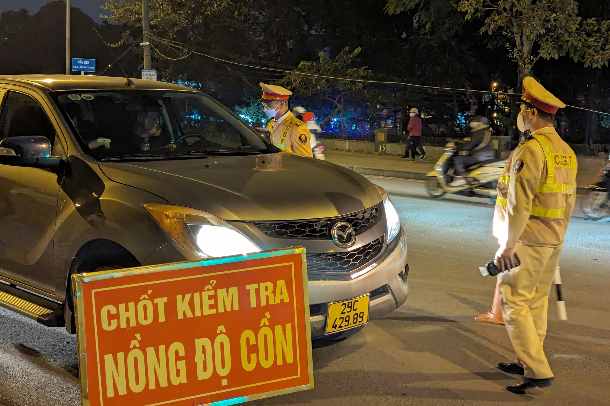 Cảnh sát Hà Nội hóa trang chống quái xế gây rối đêm giao thừa- Ảnh 2.