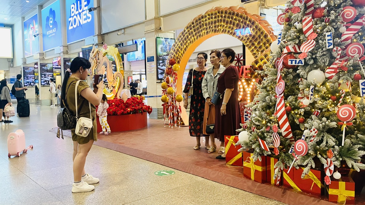 Sân bay Tân Sơn Nhất đông nghịt người trong ngày đón Giáng sinh  - Ảnh 6.