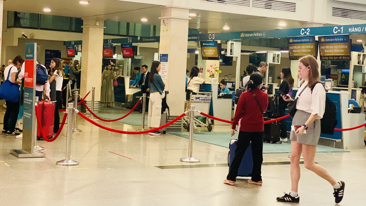 Sân bay Tân Sơn Nhất đông nghịt người trong ngày đón Giáng sinh  - Ảnh 4.