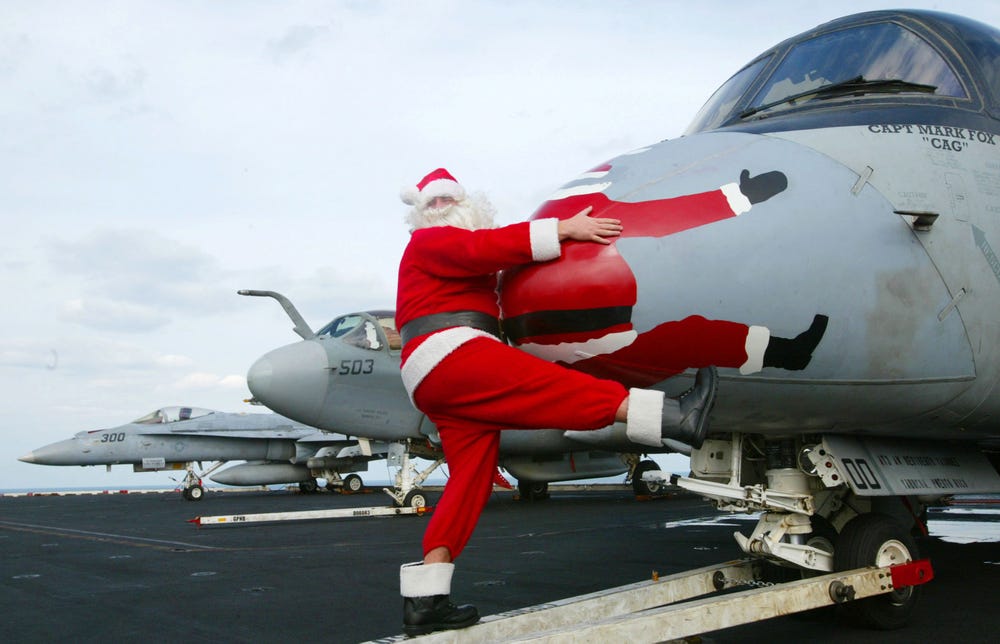 Ông già Noel bị “cấm bay” trên trực thăng, máy bay của quân đội Mỹ - Ảnh 1.