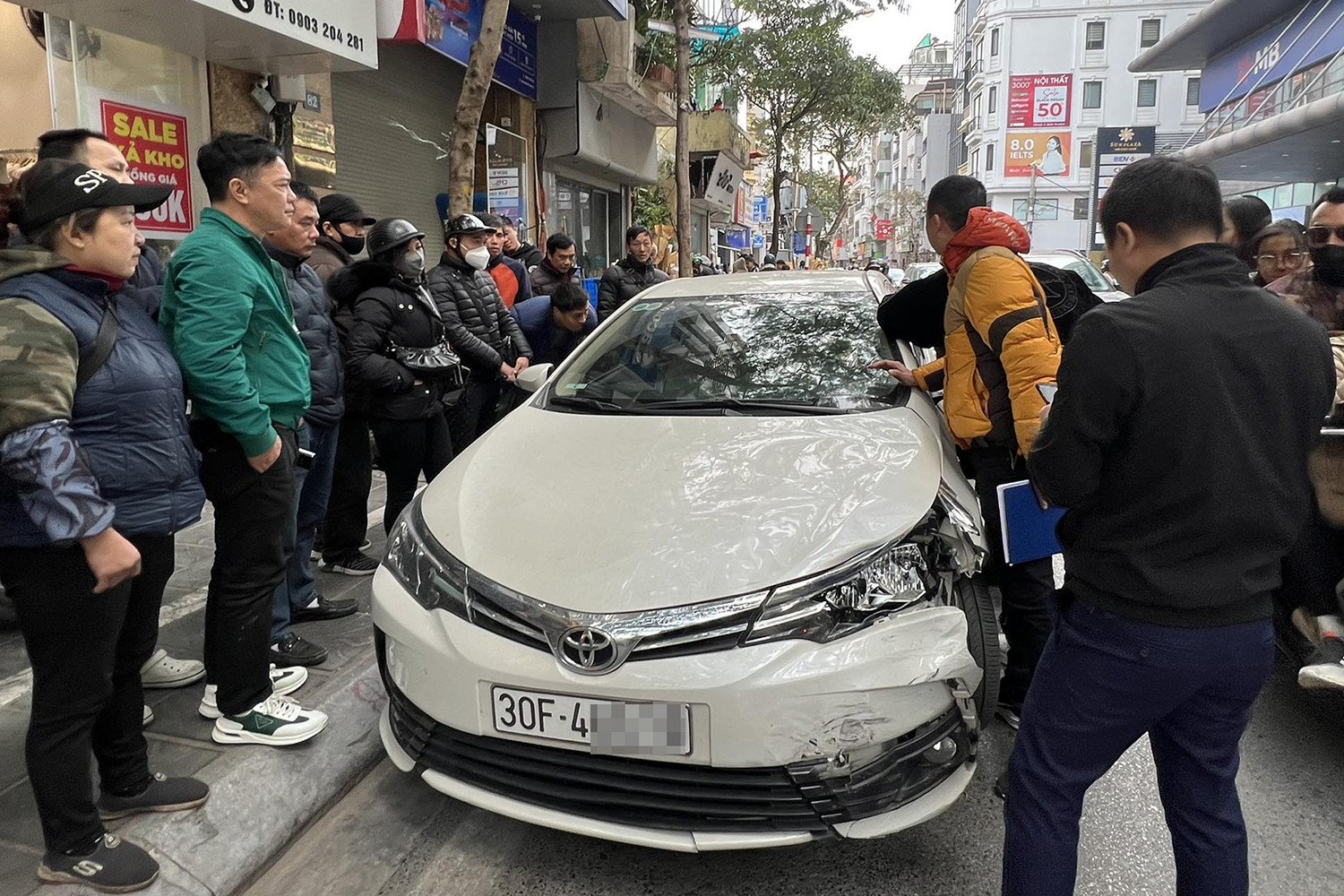 Thông tin mới nhất vụ ô tô tông gia đình 5 người trên phố ở Hà Nội - Ảnh 1.