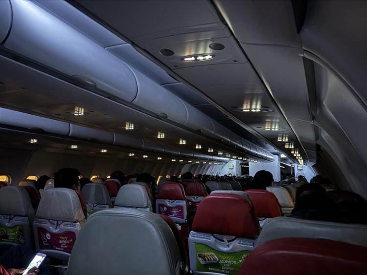 Hàng trăm hành khách AirAsia mắc kẹt tới 27 giờ tại sân bay - Ảnh 1.