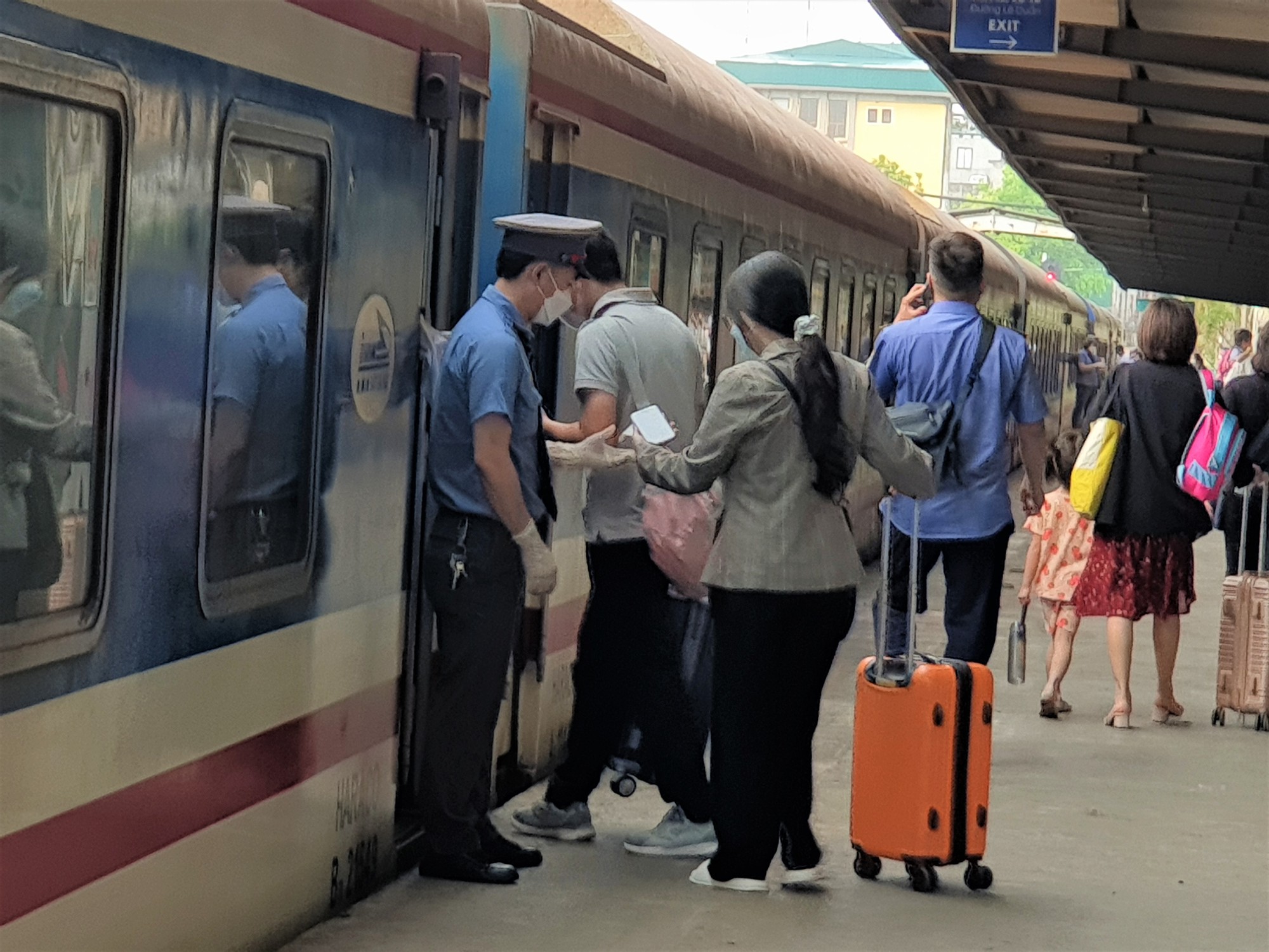 Khách đi tàu Tết cần lưu ý quy định vận tải hành khách đường sắt từ 2024 - Ảnh 1.