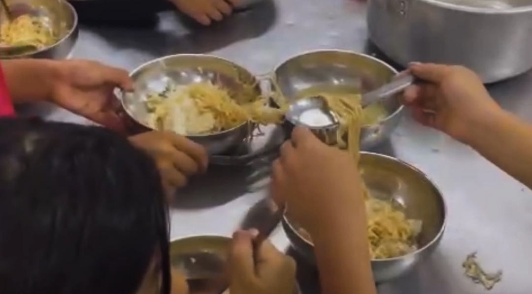 Chuyển công an vụ '11 học sinh ăn 2 gói mì' ở Lào Cai - Ảnh 2.
