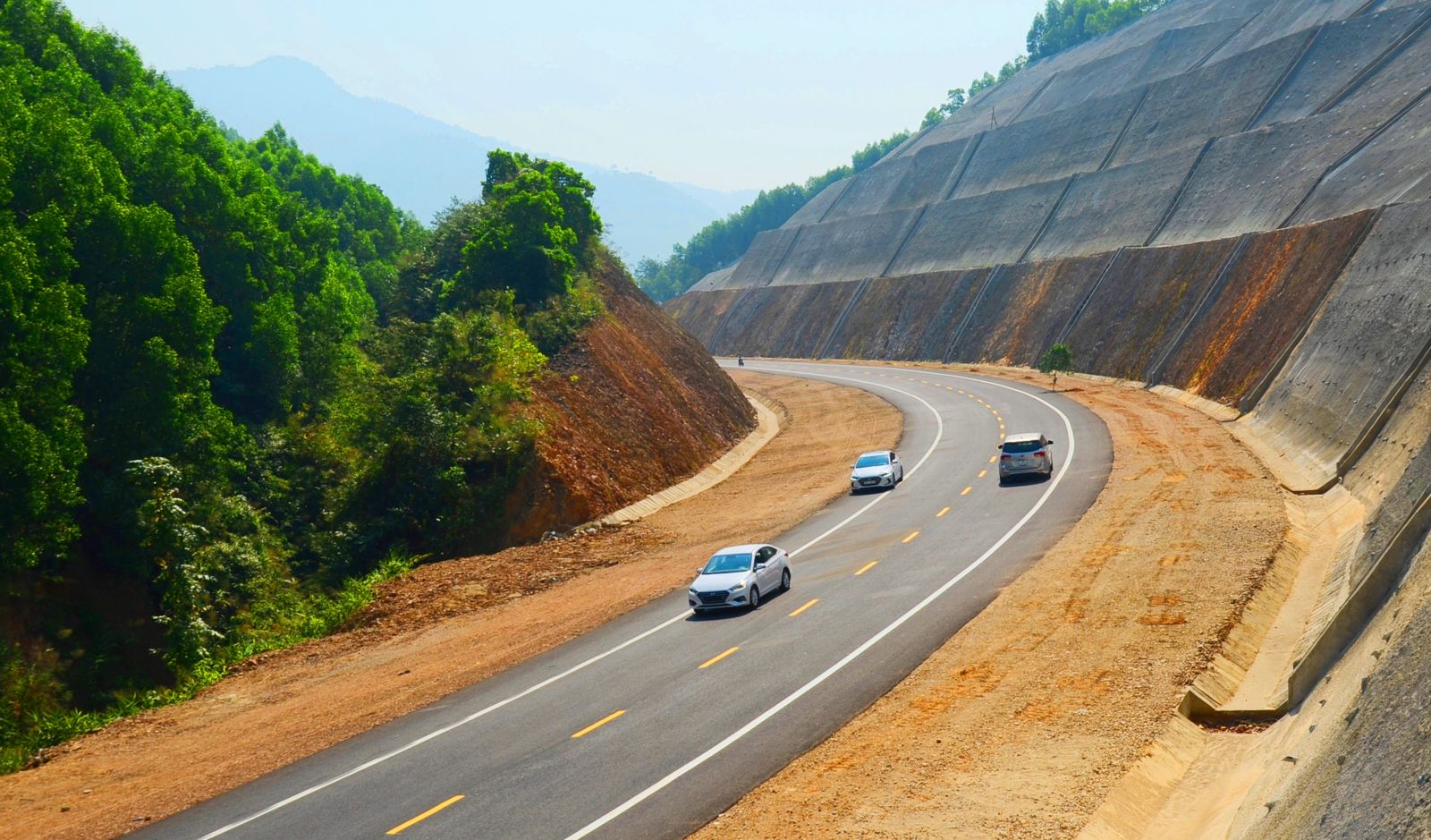 Đề xuất hơn 3.000 tỷ đồng mở rộng cao tốc La Sơn - Hòa Liên lên 4 làn xe - Ảnh 1.