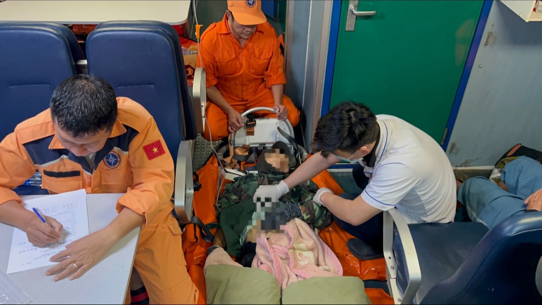 Đảo Cù Lao Chàm bị cô lập, 2 bệnh nhân tiên lượng xấu được tàu SAR 274 đưa về bờ an toàn - Ảnh 1.
