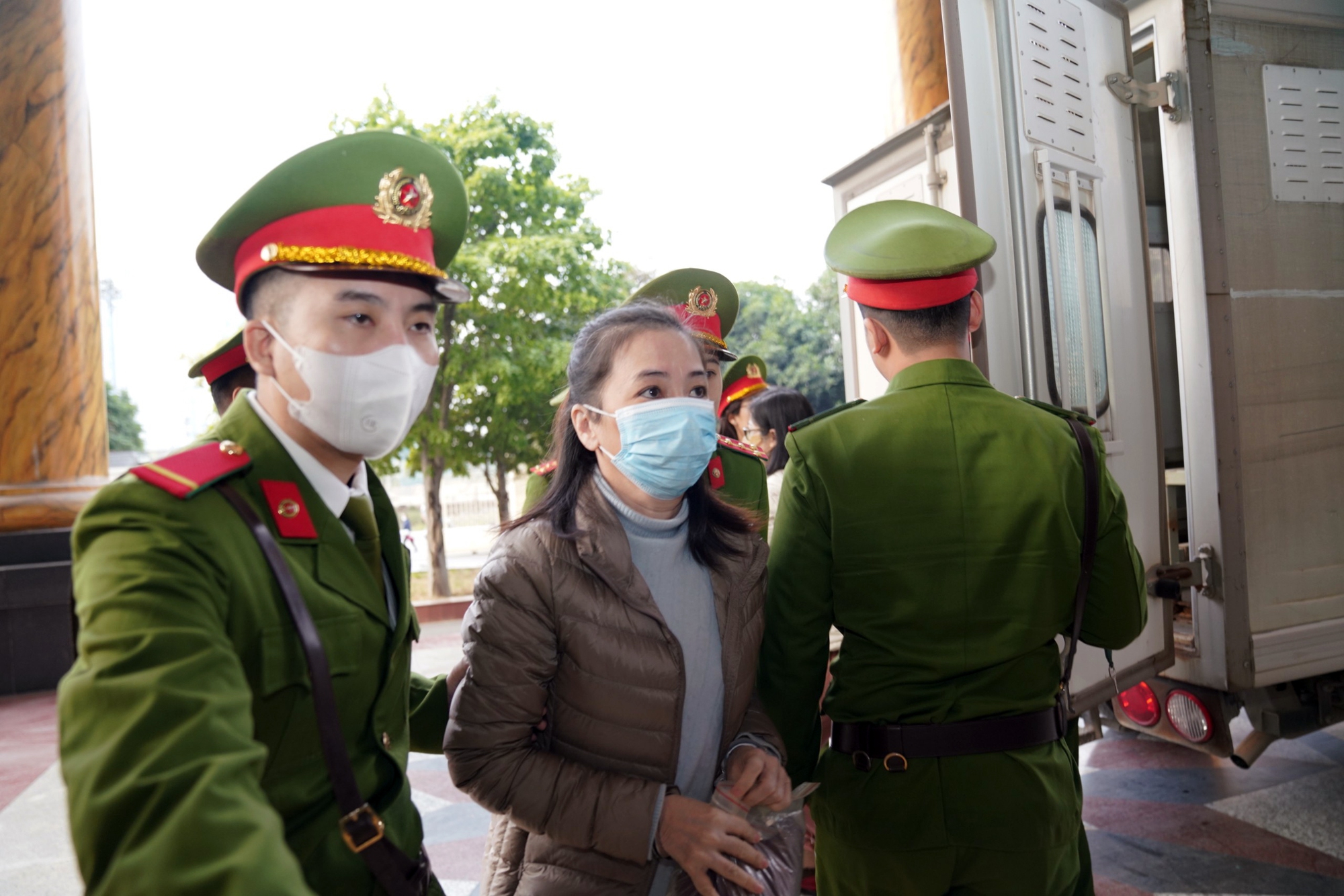 Cảnh sát áp giải cựu điều tra viên Hoàng Văn Hưng đến tòa phúc thẩm - Ảnh 9.