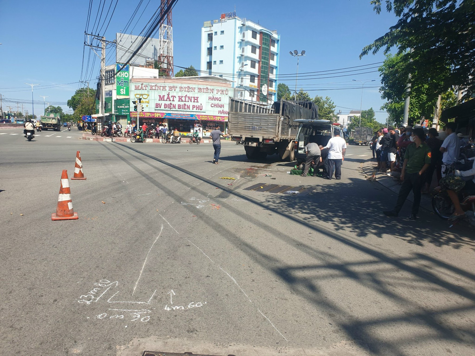 Xe tải ôm cua va chạm xe máy, người phụ nữ tử vong, hiện trường rơi vãi nhiều đồ ăn - Ảnh 1.