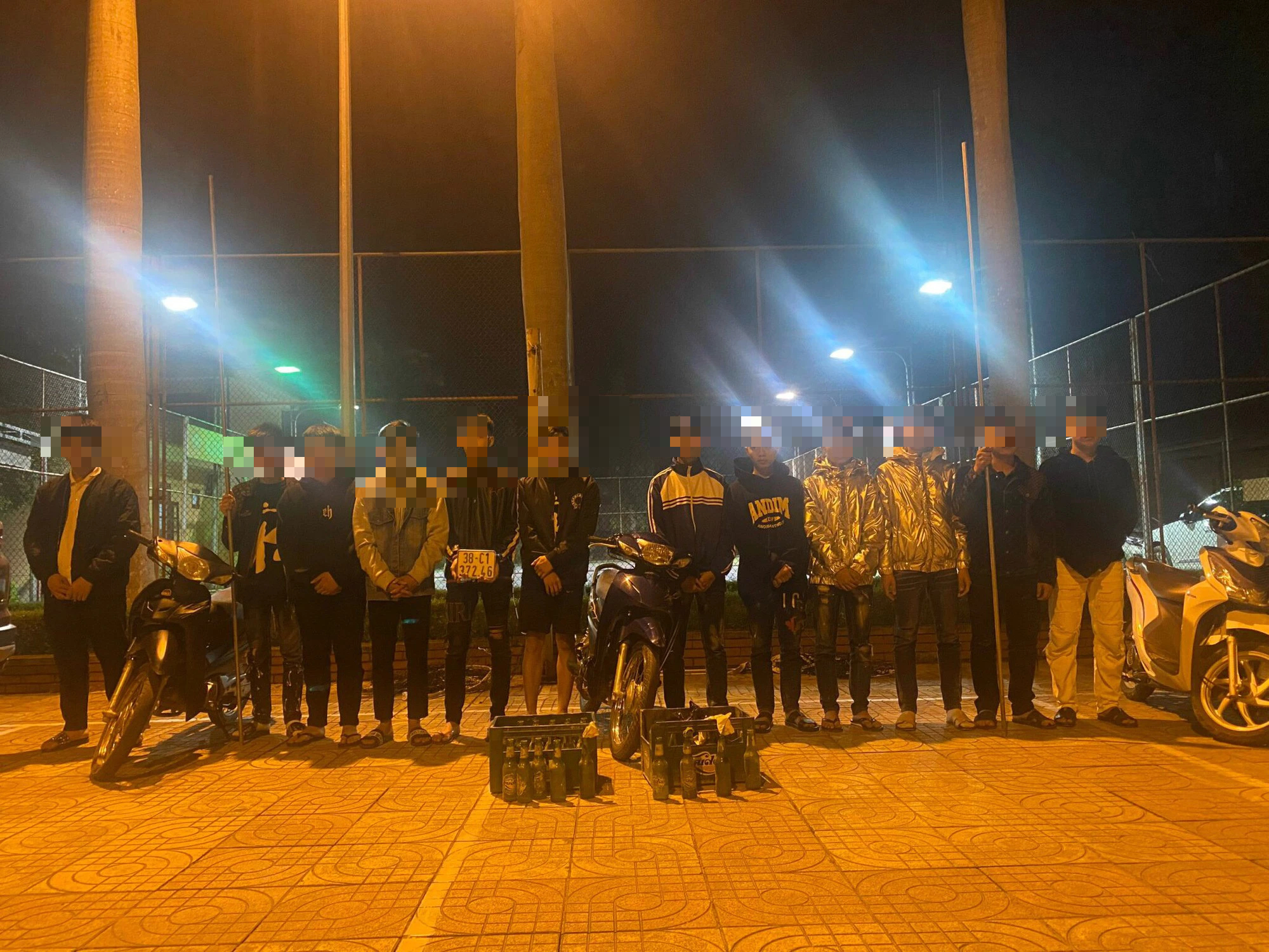 CSGT ngăn nhóm thanh niên Hà Tĩnh đi xe mô tô mang theo bom xăng giải quyết mâu thuẫn - Ảnh 1.