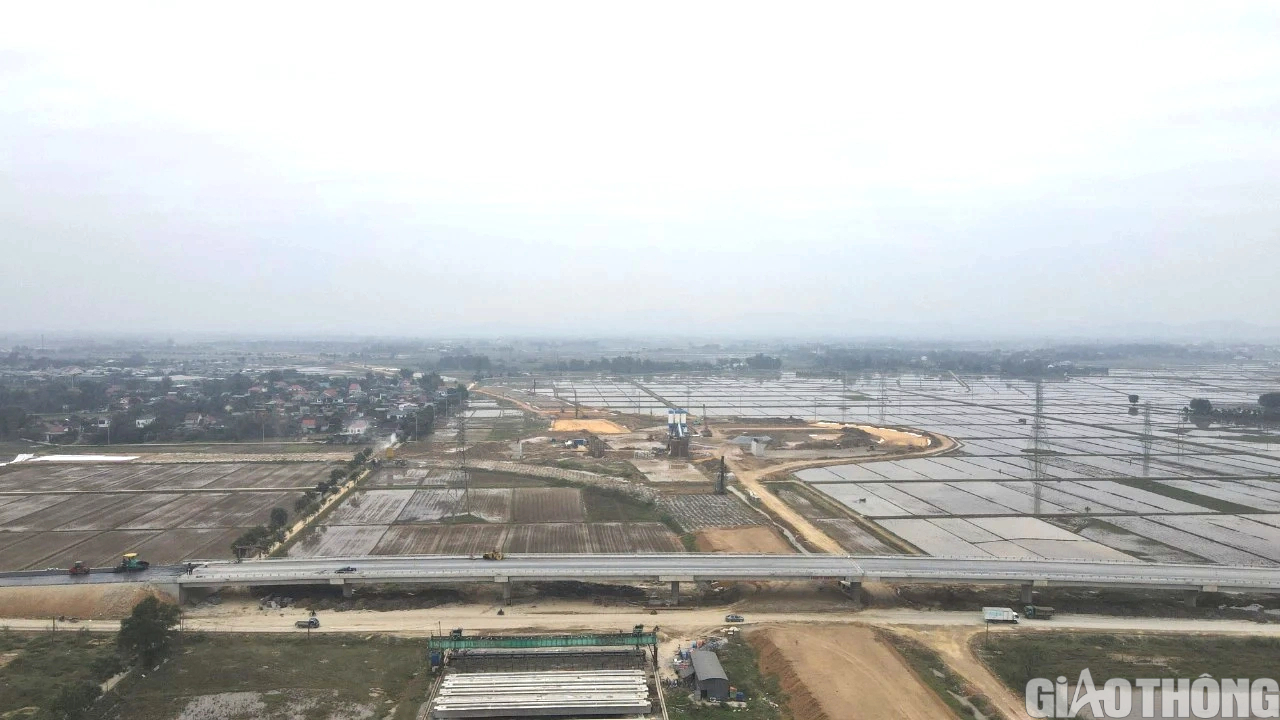 Thảm bê tông nhựa cầu vượt QL 8 tại dự án cao tốc Diễn Châu – Bãi Vọt - Ảnh 1.