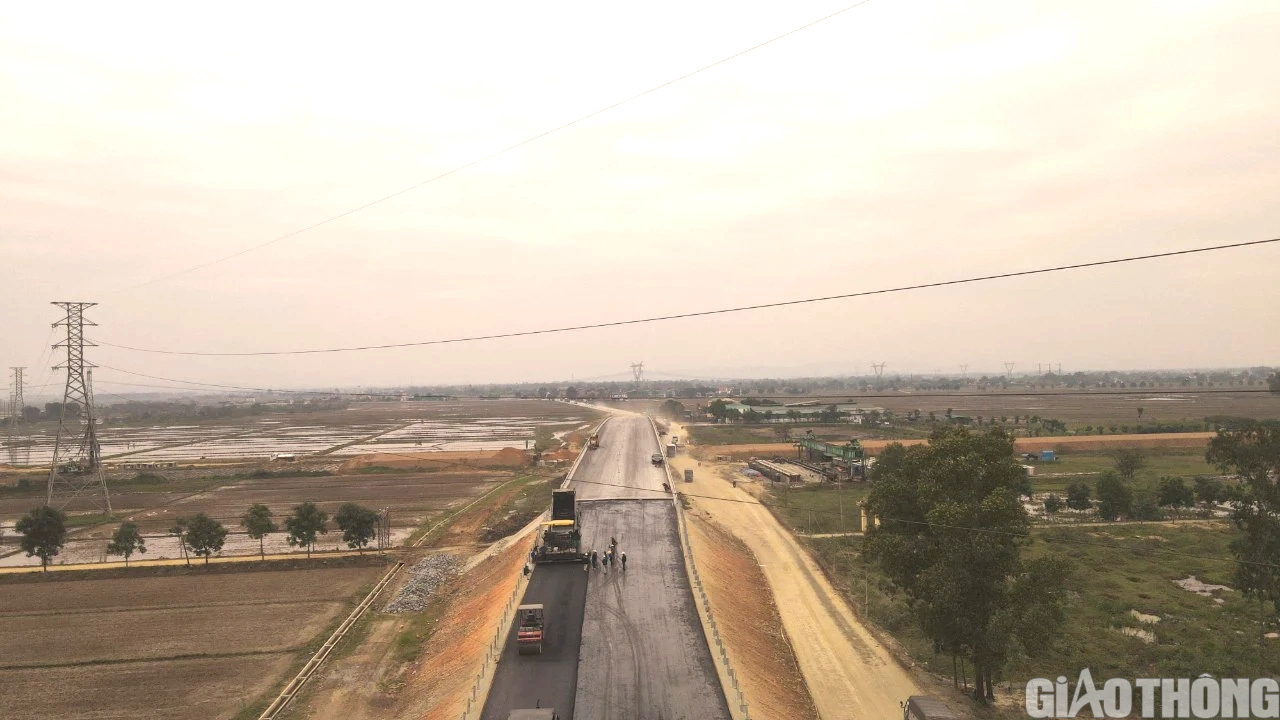 Thảm bê tông nhựa cầu vượt QL 8 tại dự án cao tốc Diễn Châu – Bãi Vọt - Ảnh 3.