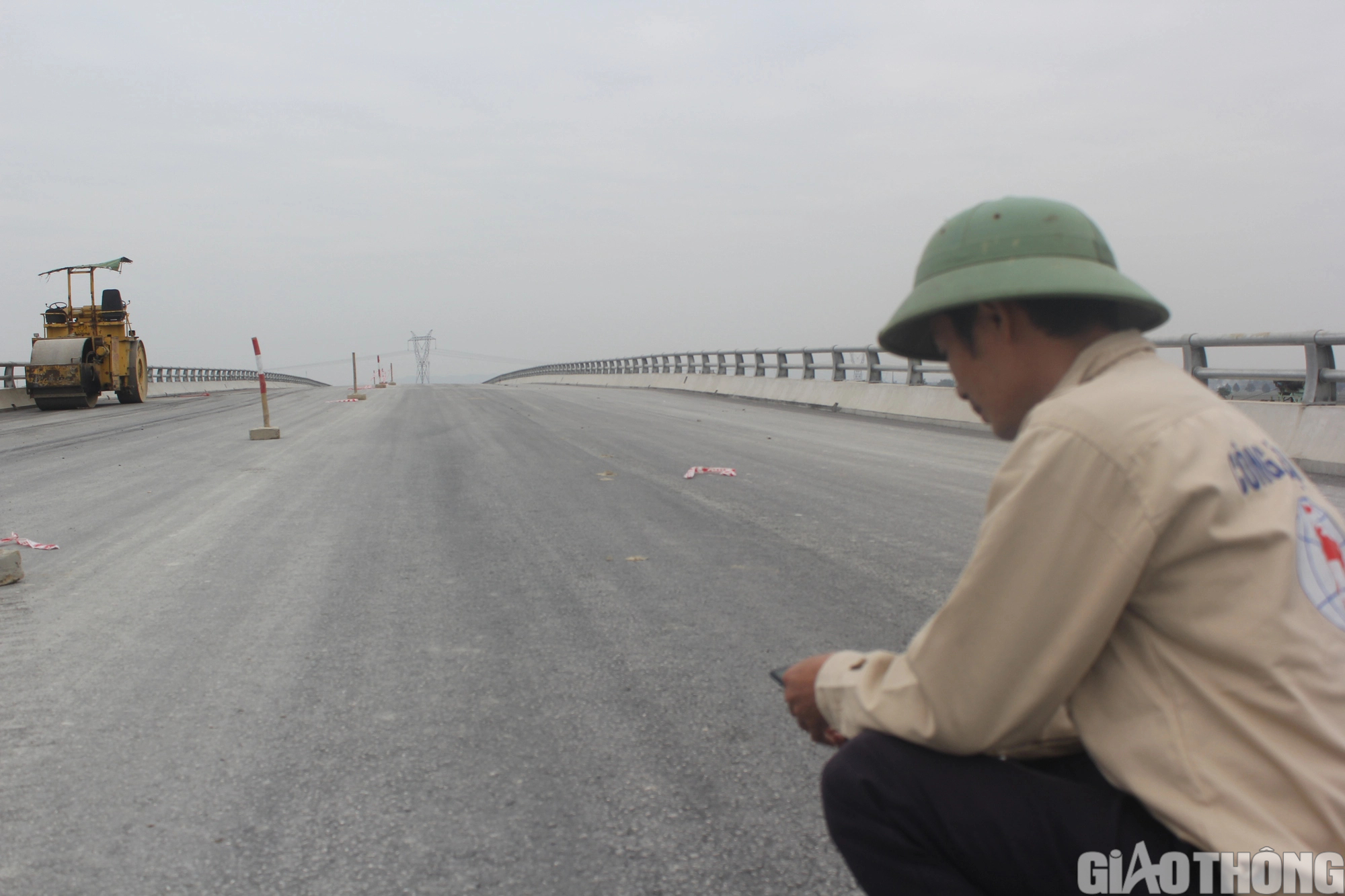 Thảm bê tông nhựa cầu vượt QL 8 tại dự án cao tốc Diễn Châu – Bãi Vọt - Ảnh 4.