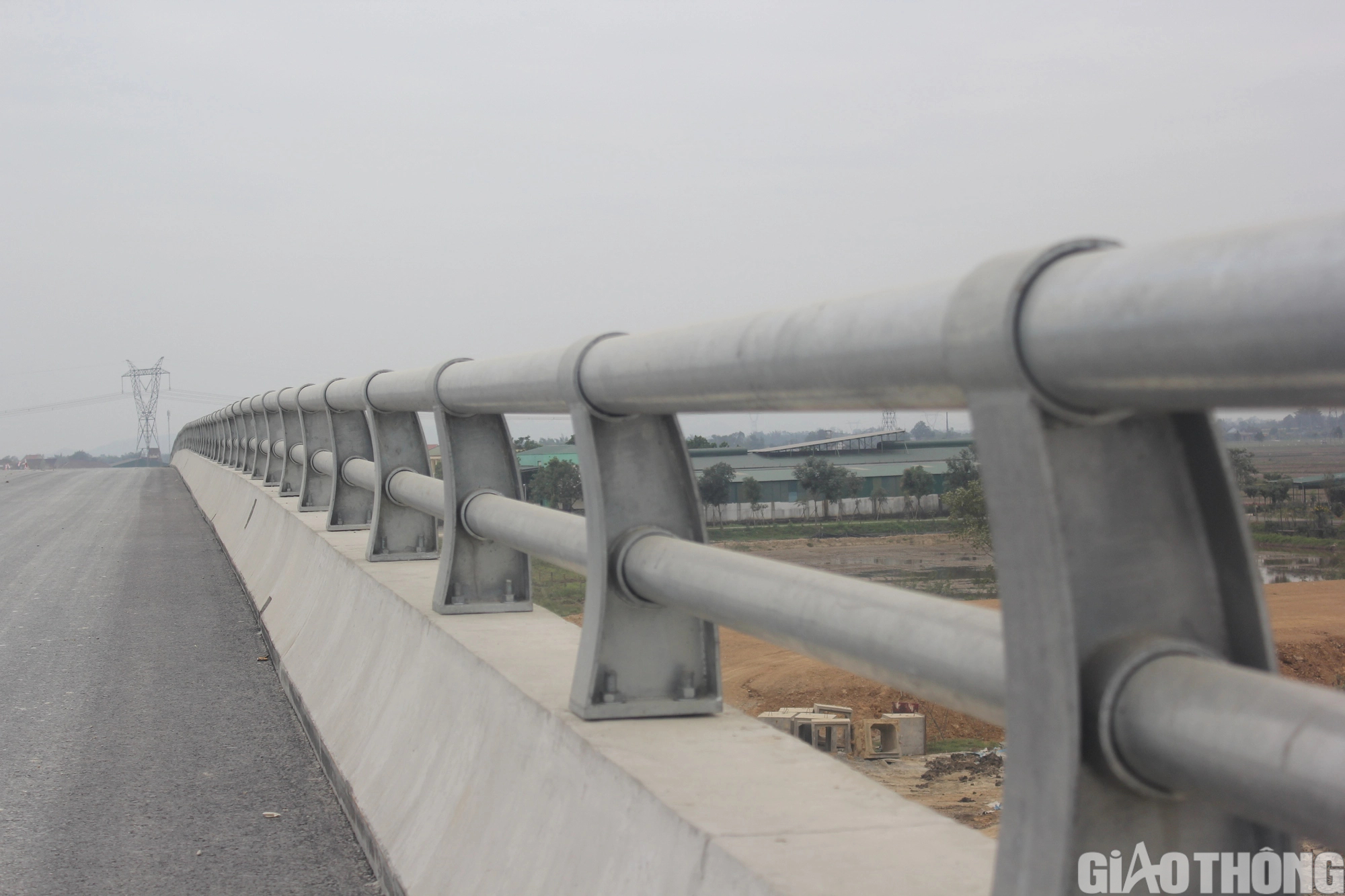 Thảm bê tông nhựa cầu vượt QL 8 tại dự án cao tốc Diễn Châu – Bãi Vọt - Ảnh 5.