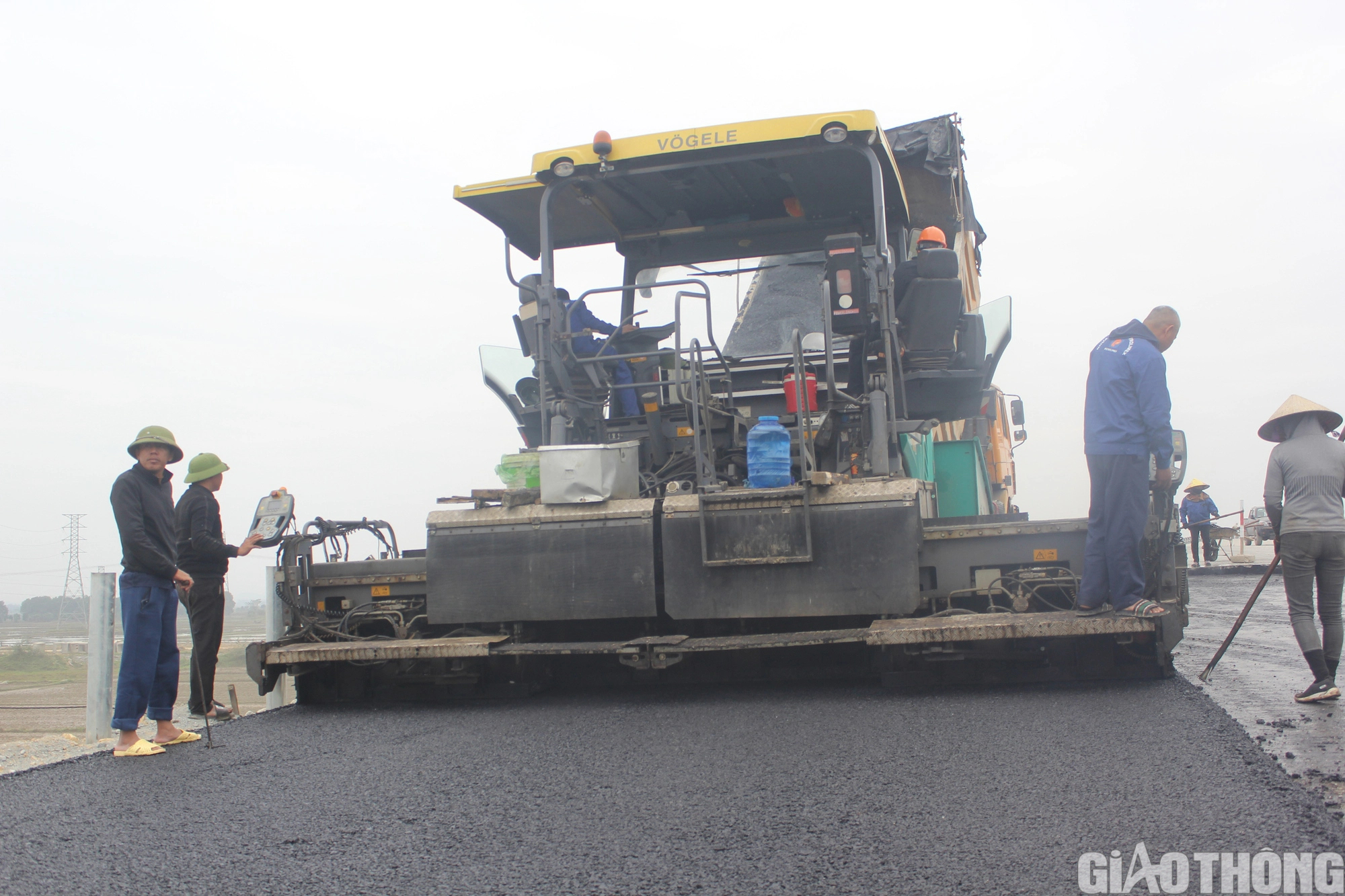 Thảm bê tông nhựa cầu vượt QL 8 tại dự án cao tốc Diễn Châu – Bãi Vọt - Ảnh 6.