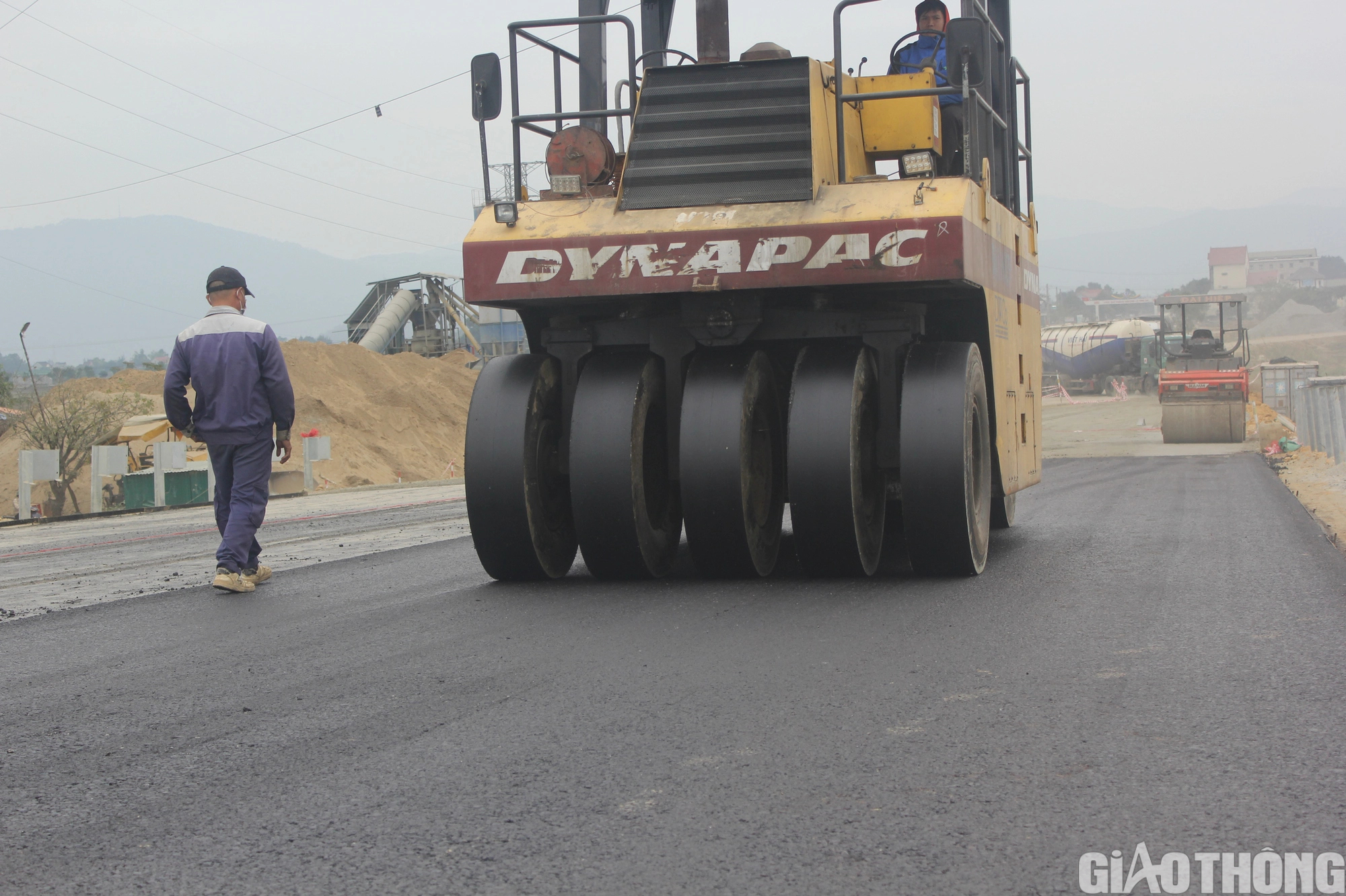 Thảm bê tông nhựa cầu vượt QL 8 tại dự án cao tốc Diễn Châu – Bãi Vọt - Ảnh 8.
