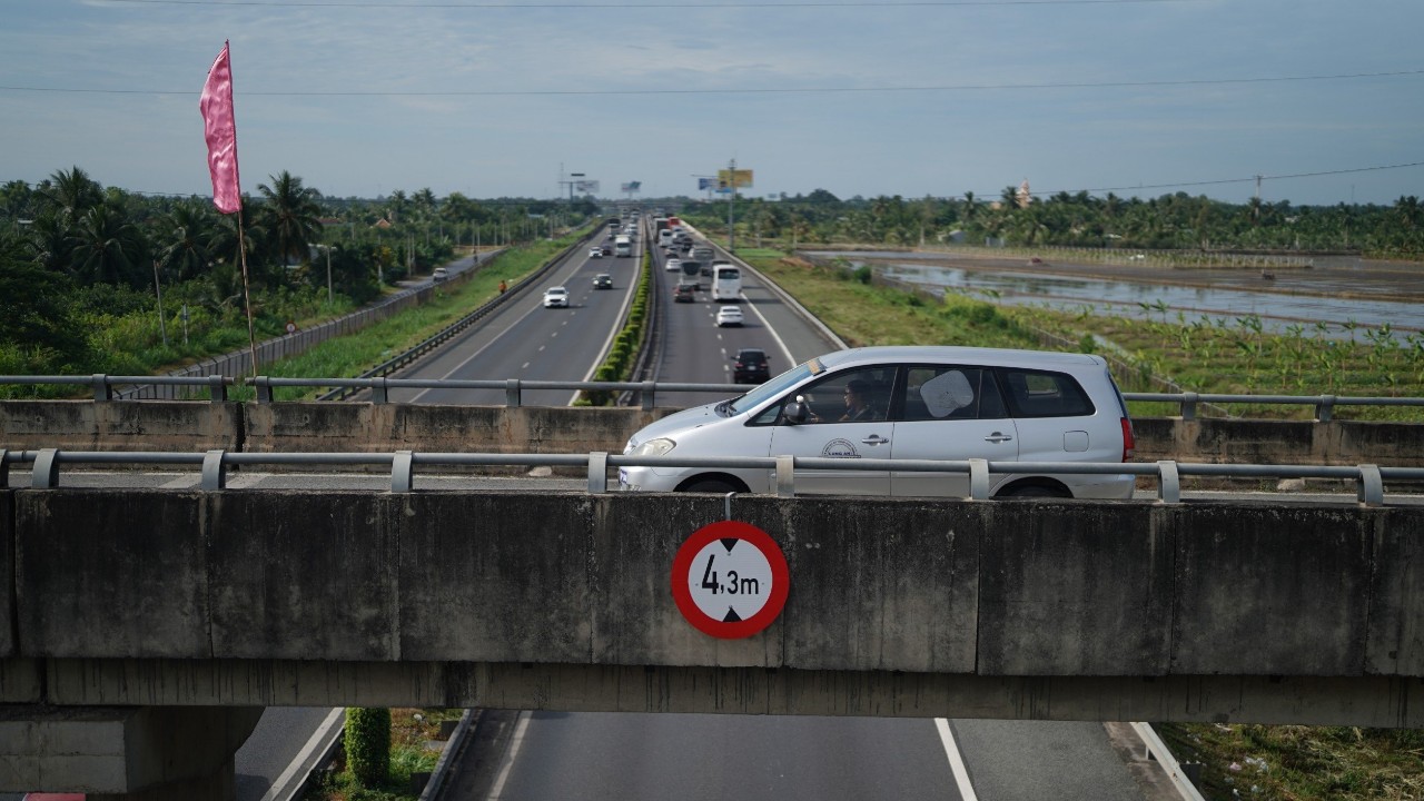 Lắp đặt dầm cầu vượt số 3 cao tốc TP.HCM - Trung Lương, hạn chế xe cộ lưu thông - Ảnh 1.