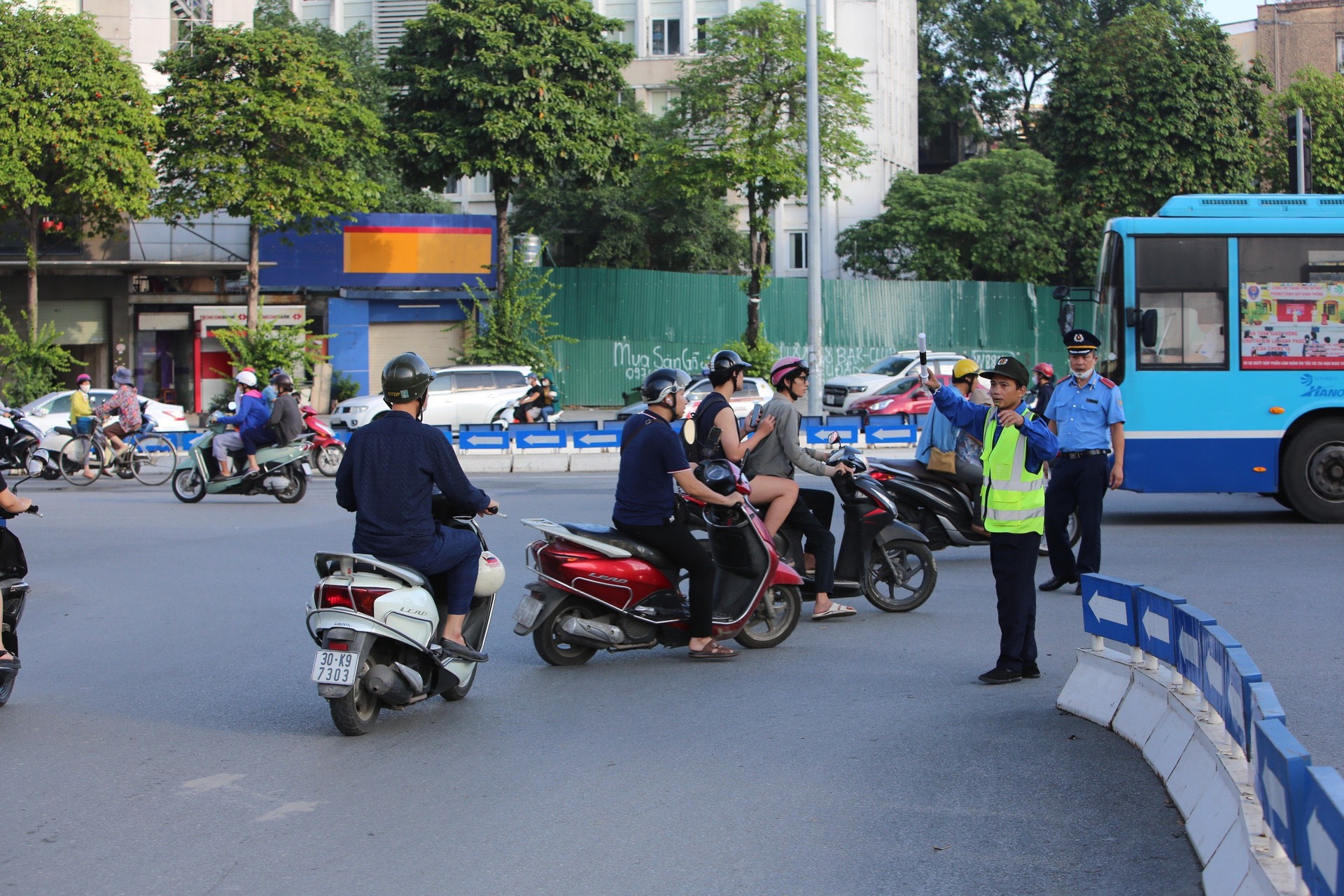 Thanh tra GTVT Hà Nội chốt trực tại hàng trăm điểm nóng, nỗ lực đảm bảo giao thông- Ảnh 4.