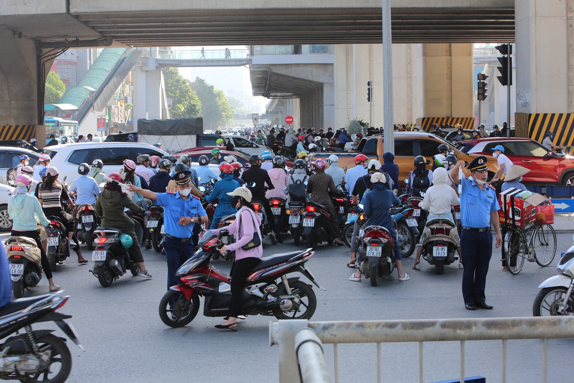 Thanh tra GTVT Hà Nội chốt trực tại hàng trăm điểm nóng, nỗ lực đảm bảo giao thông- Ảnh 1.