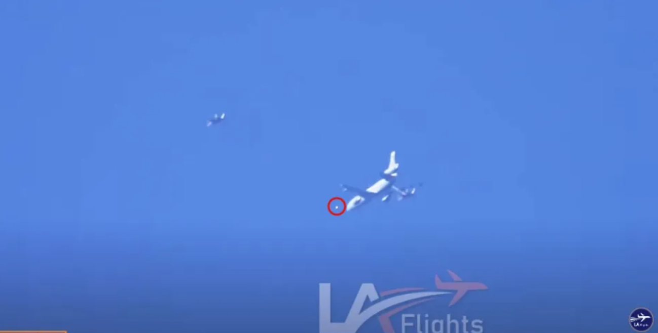 Video vật thể lạ nghi ngờ là UFO bay qua máy bay Tổng thống Mỹ - Ảnh 1.