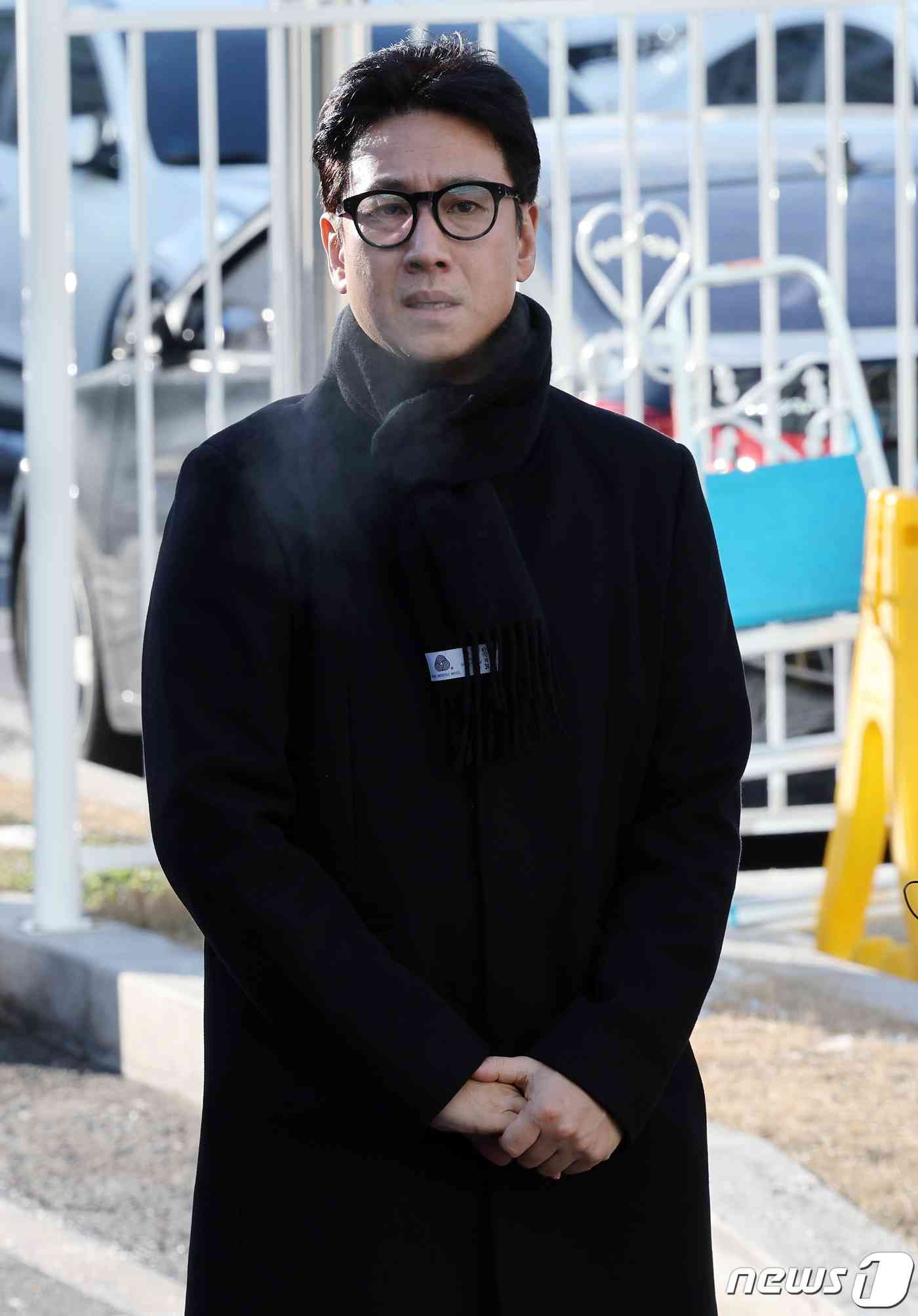 Ảnh đế Lee Sun Kyun qua đời, nghi vấn đốt than tự tử ngay sau loạt bê bối ma tuý - Ảnh 1.