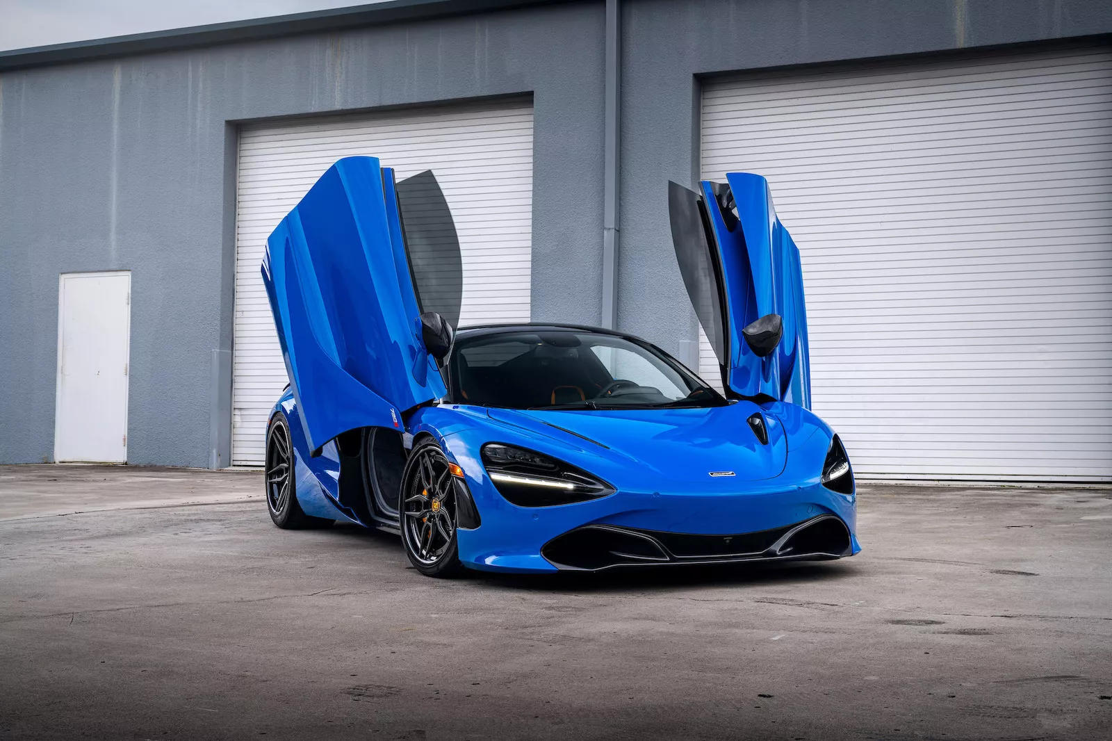 Siêu xe McLaren 720S Spider lột xác với màu sơn mới - Ảnh 1.