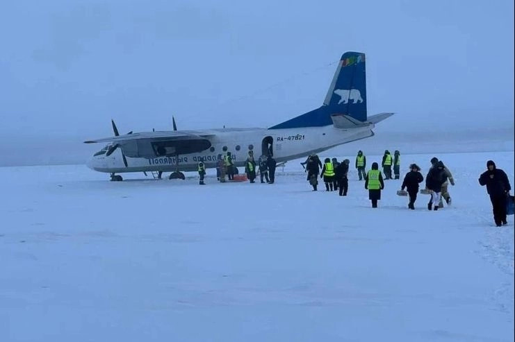 Máy bay Nga hạ cánh nhầm xuống sông băng - Ảnh 1.