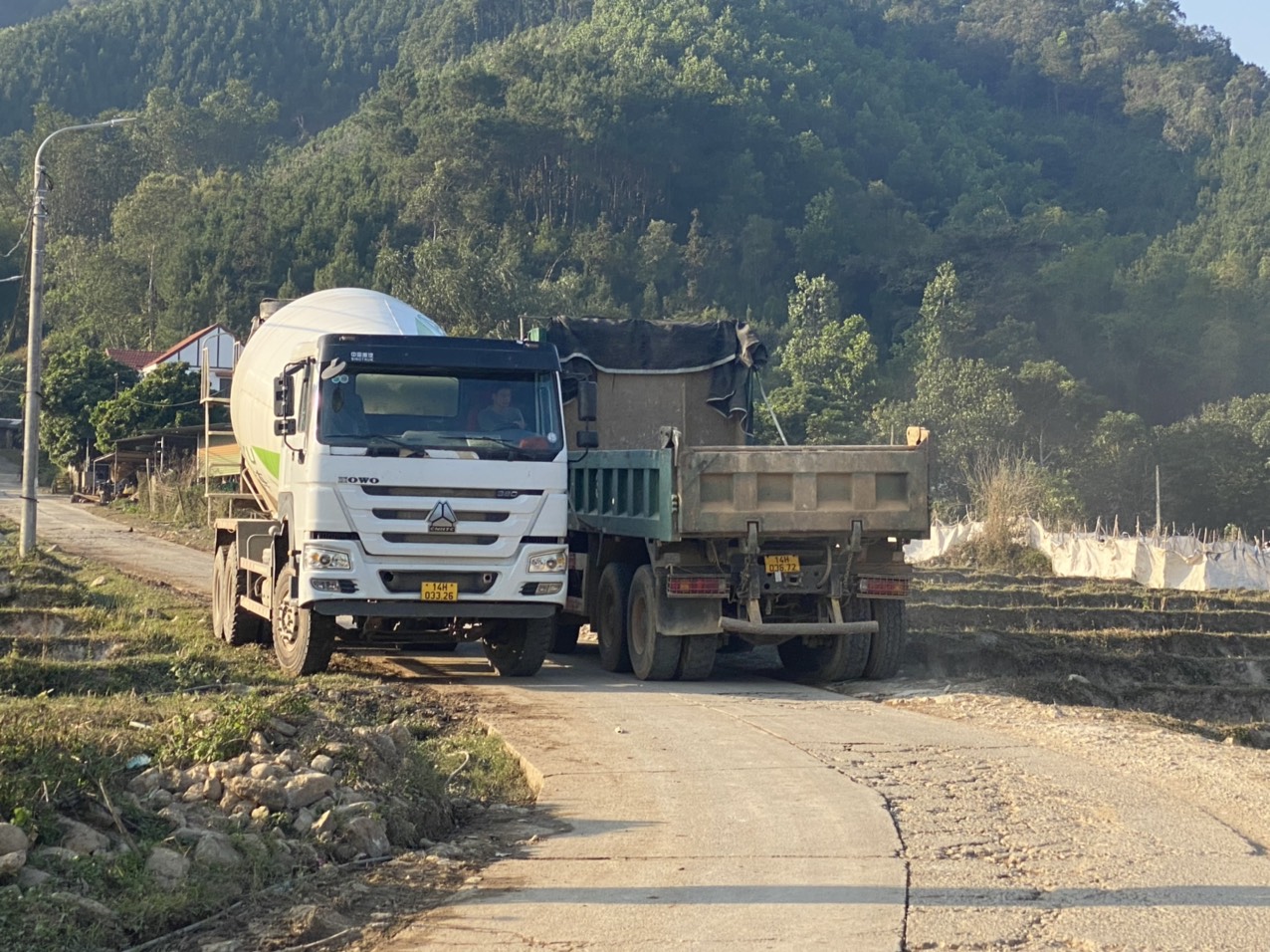Đường thôn ở huyện miền núi Bình Liêu oằn mình dưới lốp đoàn xe nghi quá tải - Ảnh 1.