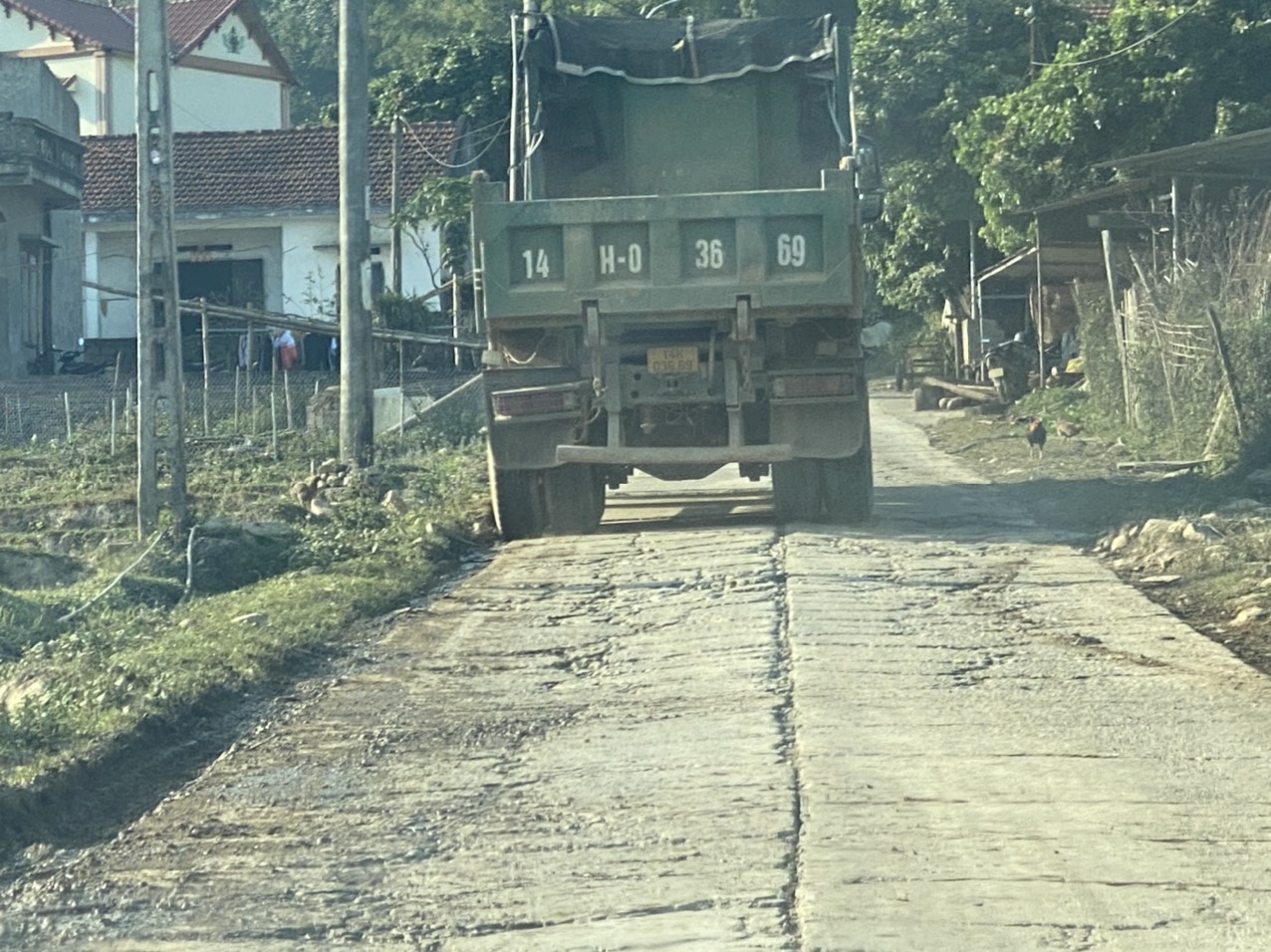 Đường thôn ở huyện miền núi Bình Liêu oằn mình dưới lốp đoàn xe nghi quá tải - Ảnh 5.