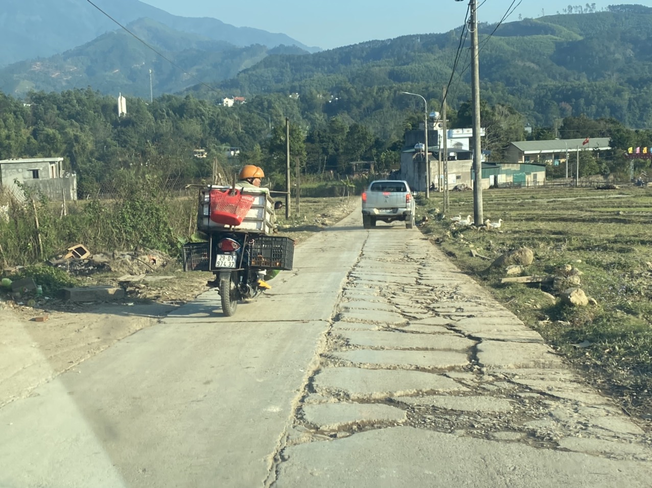 Đường thôn ở huyện miền núi Bình Liêu oằn mình dưới lốp đoàn xe nghi quá tải - Ảnh 6.