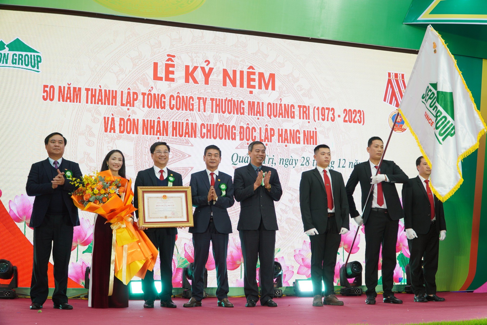 Tổng Công ty Thương mại Quảng Trị đón nhận Huân chương độc lập hạng Nhì - Ảnh 1.