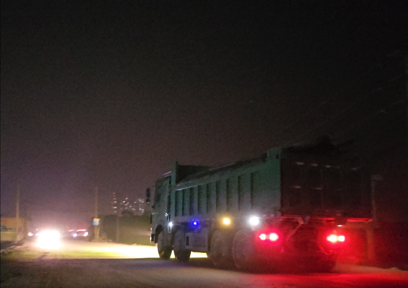 CSGT rời đi, xe nghi quá tải lại rầm rập trên đê sông Hồng- Ảnh 1.